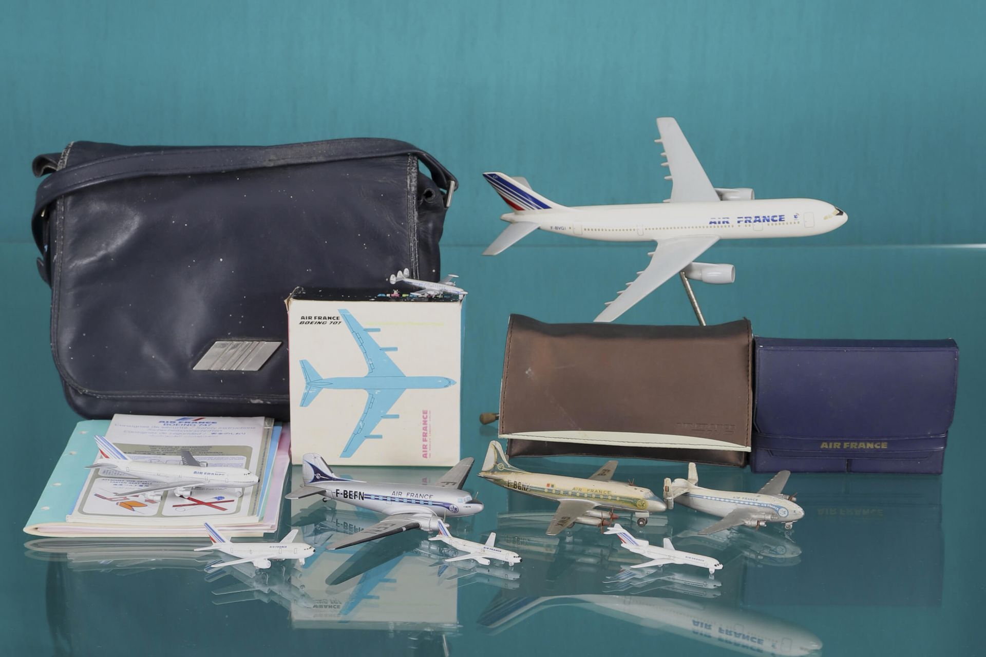 AIR FRANCE 一套10多个航空纪念品，包括> 1个比例为1/300的波音707金属模型，采用公司的颜色，原包装盒，CIJ

> 1架Bréguet 2层&hellip;