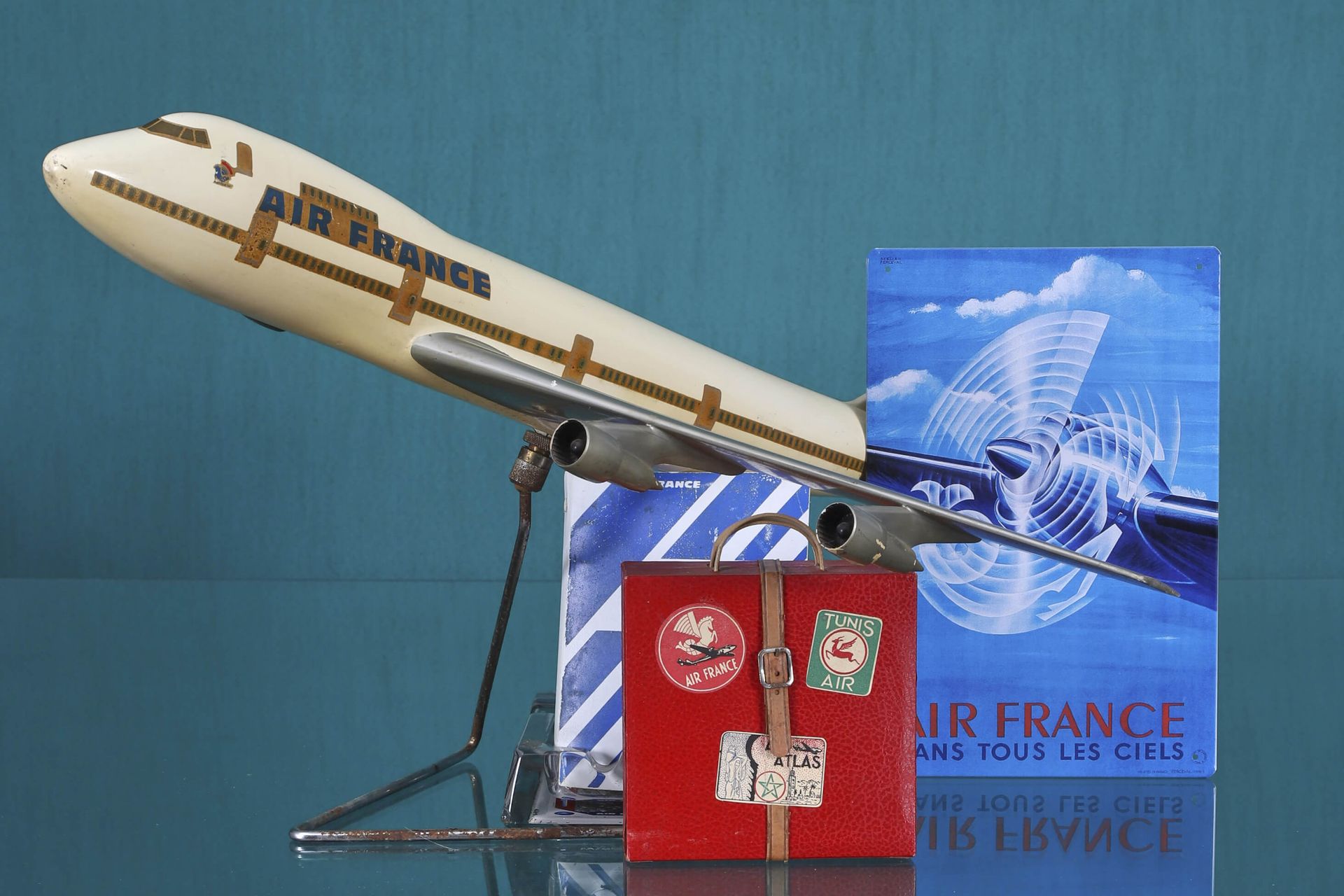AIR FRANCE 一套5件航空纪念品，包括 > 1个1/100比例的波音747树脂模型，带钢底座，约1970年 - 71 x 62厘米

> 1本非常罕见的&hellip;
