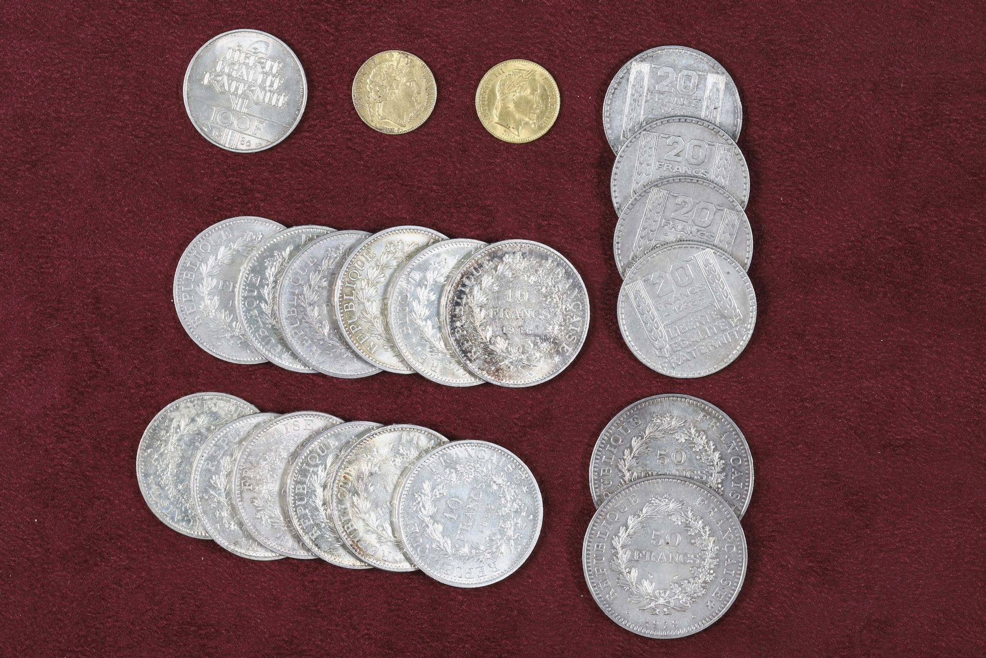Null 硬币套装 > 第二共和国

20法郎金币，1851年

6,43 g

> 拿破仑三世

20法郎金币，1867年

6,45 g

> 硬币套装包括&hellip;