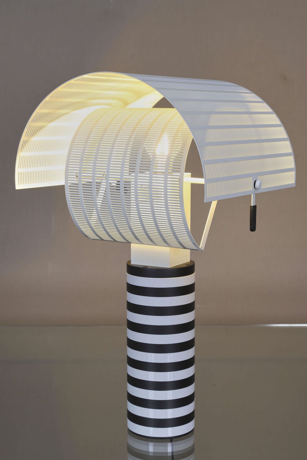 Mario Botta (né en 1943) pour Artémide Lampe de table Shogun Le fût en métal éma&hellip;