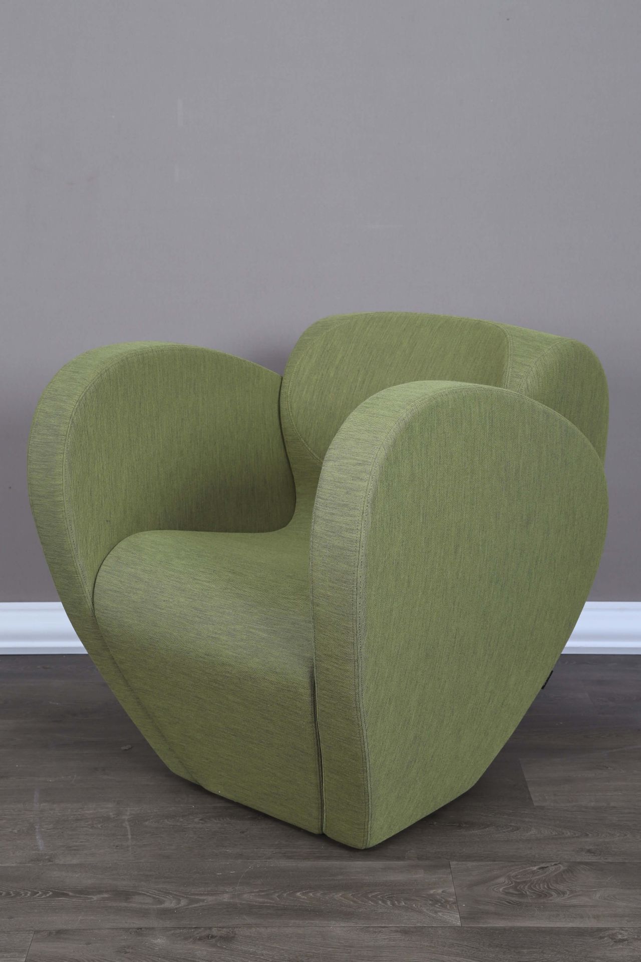 Ron Arad (né en 1951) pour Moroso 尺寸 十号扶手椅 钢结构，泡沫软垫，茴香绿色织物软垫
模型创建于1994年，高。76厘米 宽&hellip;