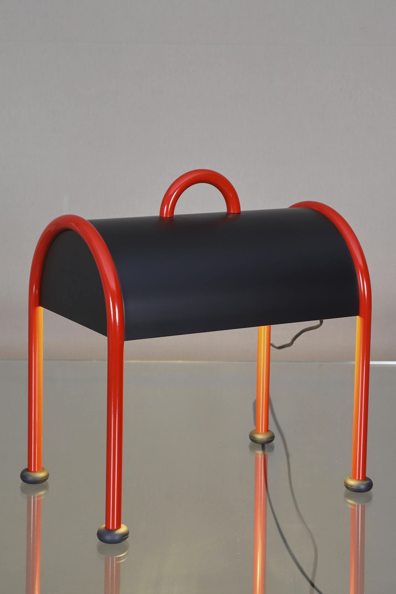 Ettore Sottsass (1917-2007) pour Stilnovo 台灯 Valigia 黑色金属和红色漆面金属，橡胶
模型创作于1977年
出&hellip;
