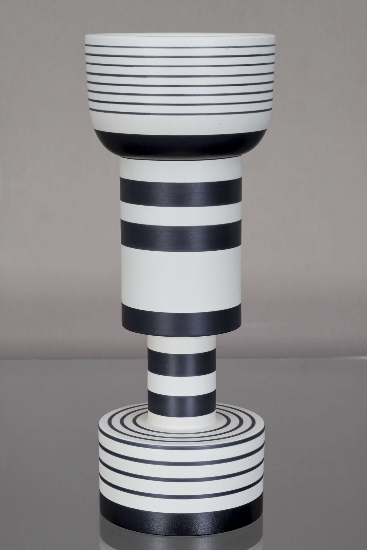 Ettore Sottsass (1917-2007) 大约1980年的圣杯花瓶 黑白相间的陶瓷装饰，底座下有签名，出版商标记为蒙特卢波的Bitossi。
带着&hellip;