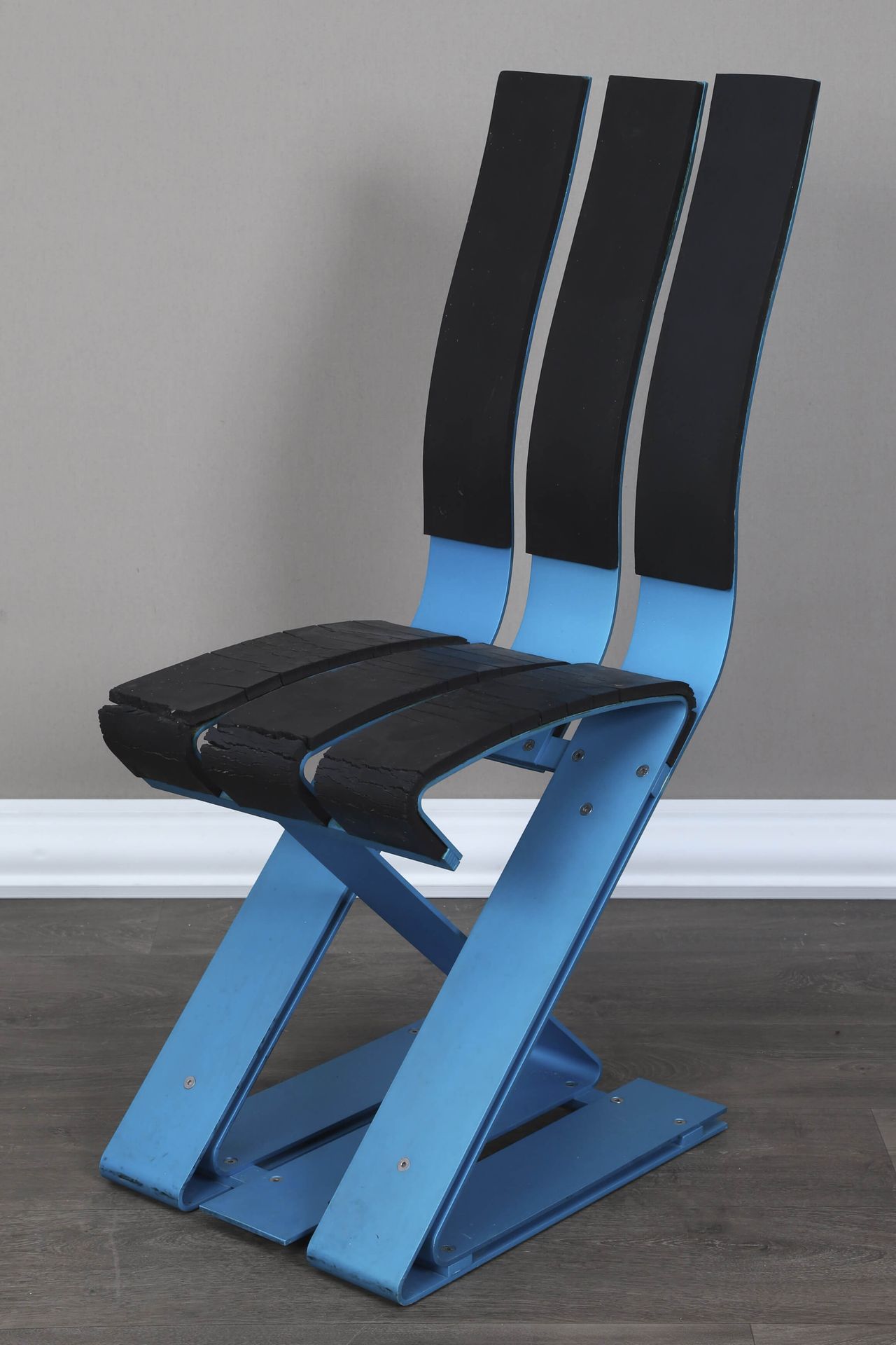 Ron Arad (né en 1951) 学校椅 蓝色阳极氧化铝结构，部分覆盖有六条黑色氯丁橡胶条。
模型创作于1988年 高.94厘米 宽35厘米 深45厘&hellip;