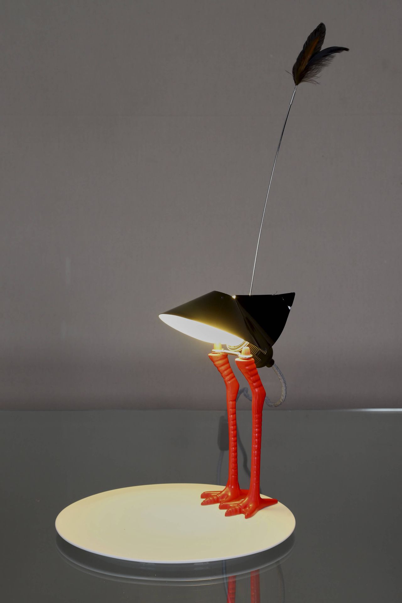 Ingo Maurer (1932-2019) Bibi-Bibi台灯 金属，瓷器和塑料，黑色漆面金属和羽毛扩散器
模型创建于1982年，高。60厘米 D. 3&hellip;