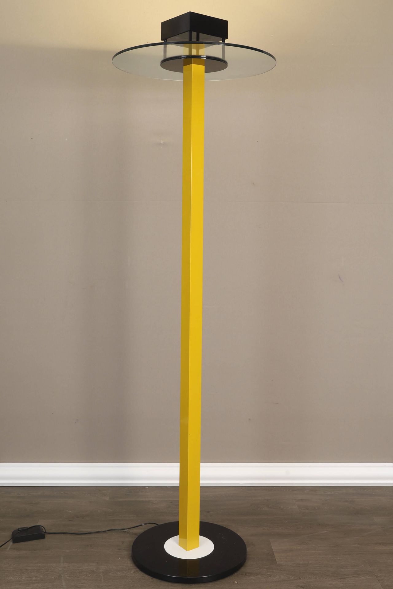 Ettore Sottsass (1917-2007) pour Memphis Milano 落地灯国王 黑色、白色和黄色漆面金属，玻璃反射器
模型创作于19&hellip;