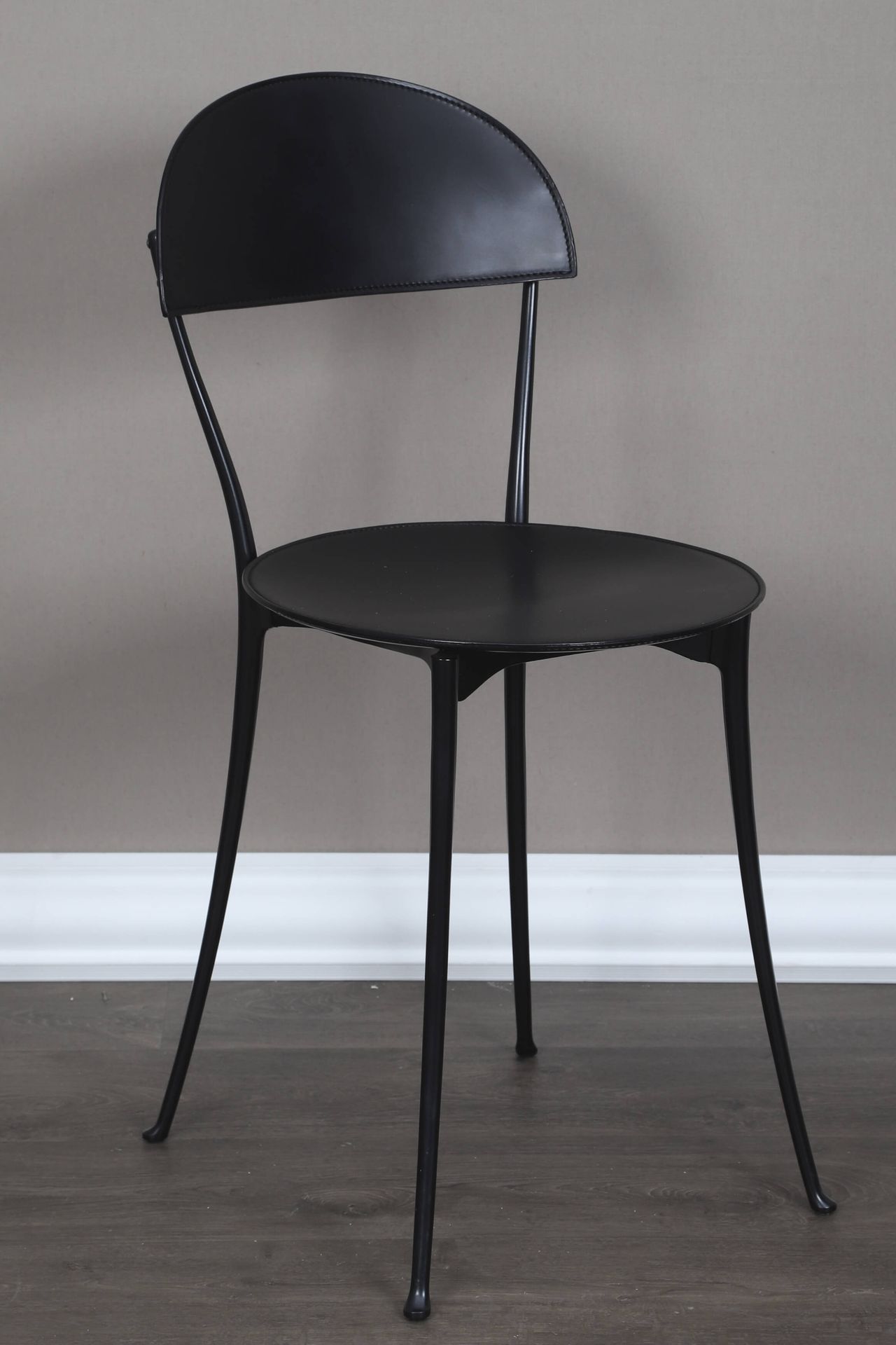 Enzo Mari (1932-2020) pour Zanotta 托尼埃塔椅 黑色漆面铝制结构，黑色马鞍形缝制皮革座椅和椅背
创建于1985年的模型
座椅下&hellip;