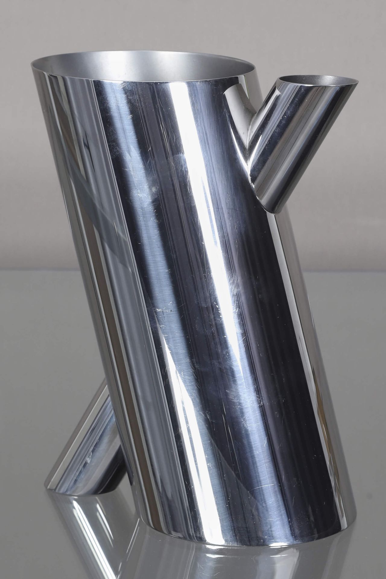 Mario Botta (né en 1943) pour Alessi Tronco花瓶 镀银金属
模型创作于2002年
底座下有出版商标记，高28.5厘米 &hellip;