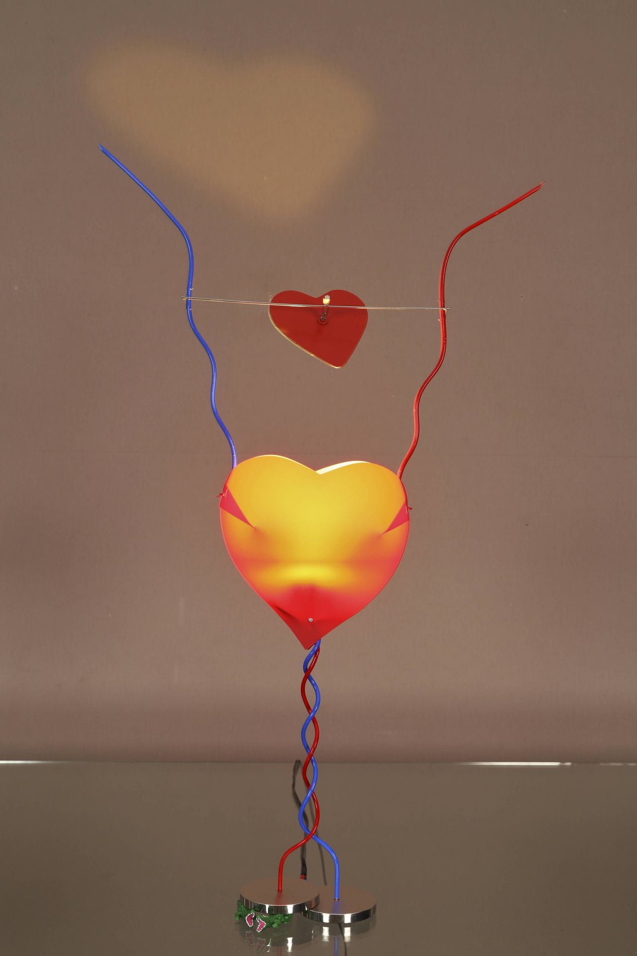 Ingo Maurer (1932-2019) 灯一心一意 金属、塑料和可移动的镜子
模型创作于1989年，高82.5厘米，长52厘米。