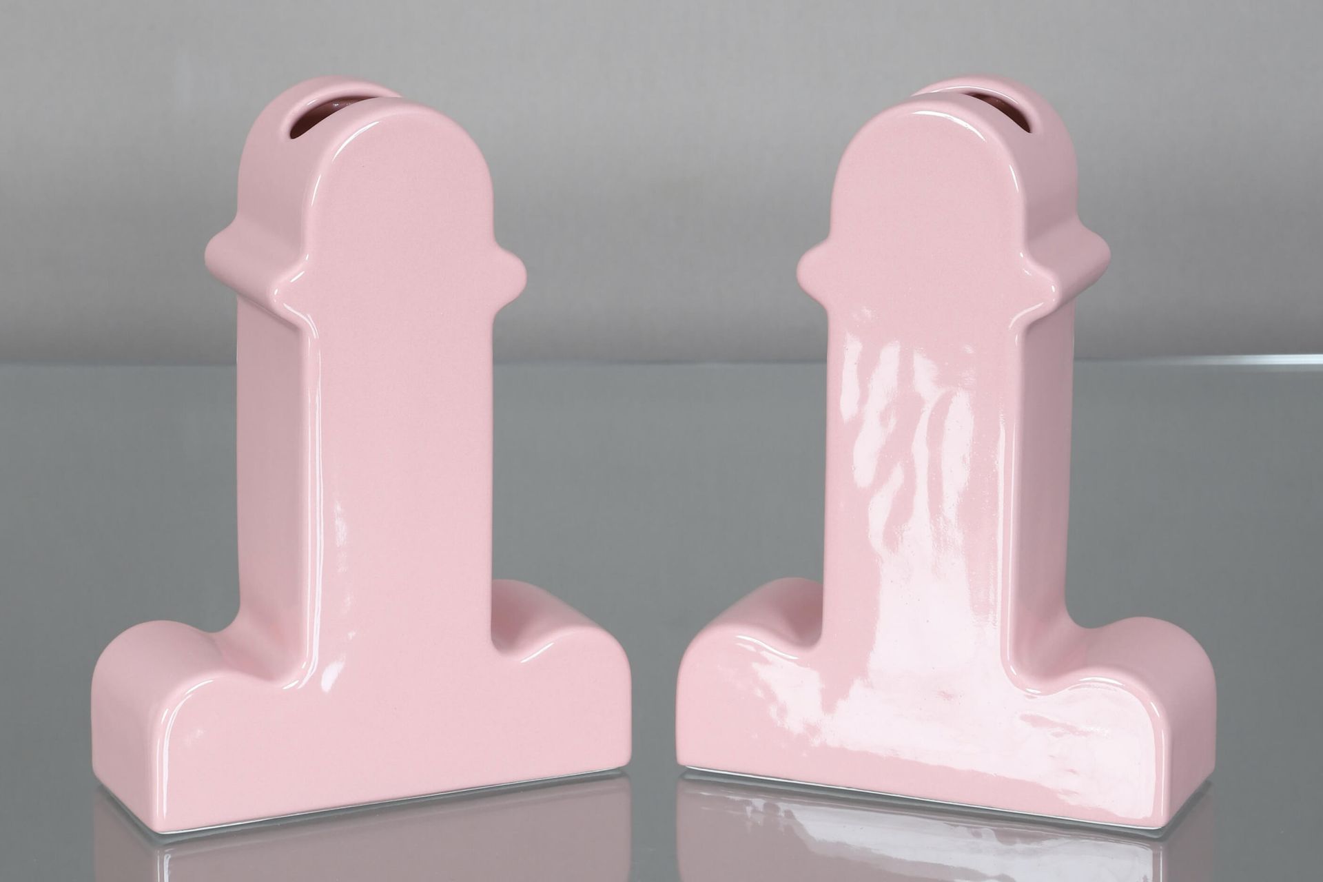 Ettore Sottsass (1917-2007) pour BD Barcelona 一对湿婆花瓶 粉红色釉面陶瓷
模型创作于1971年
底座下有出版商的&hellip;