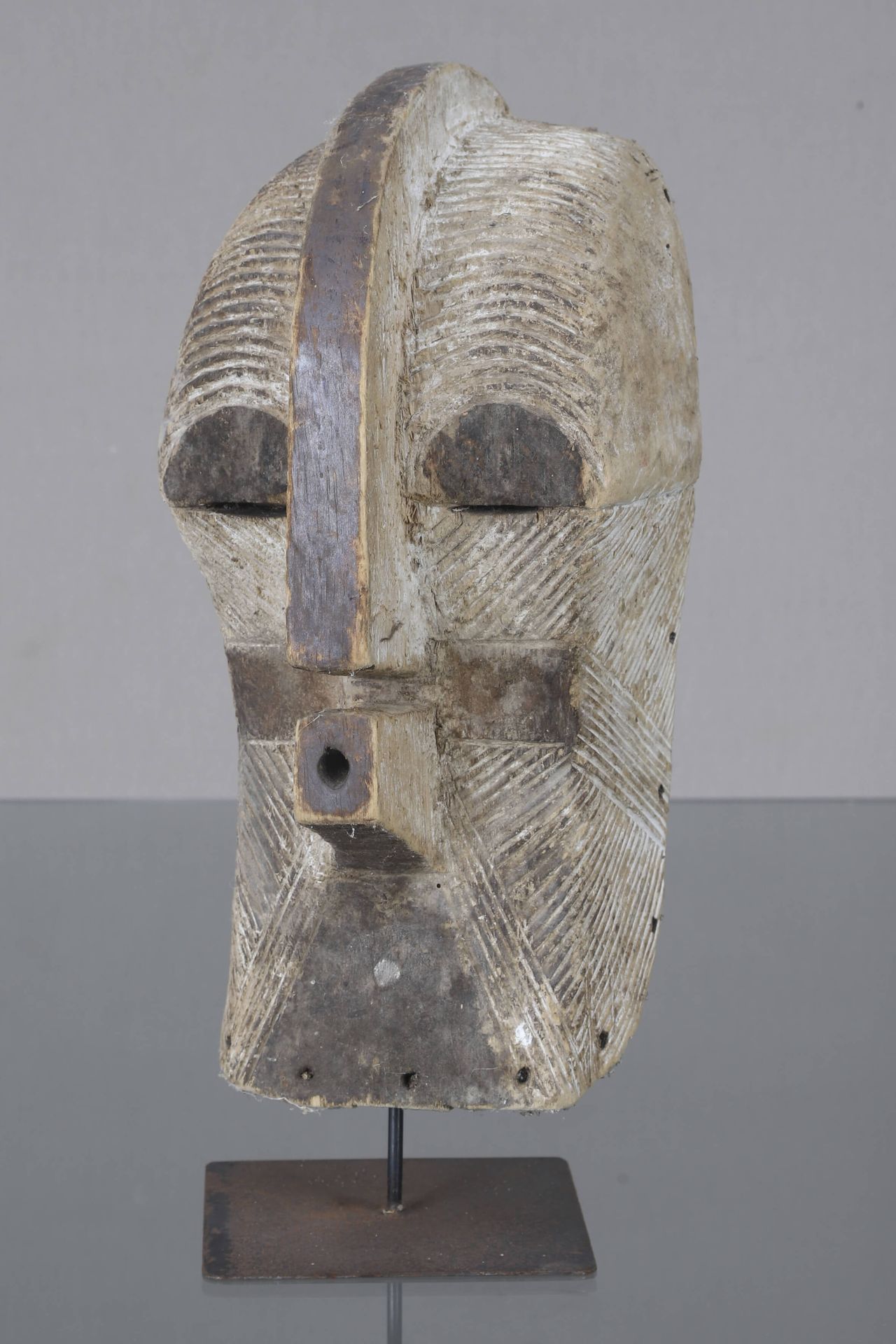 Songye, République Démocratique du Congo Kifwebe mask In carved wood and white p&hellip;