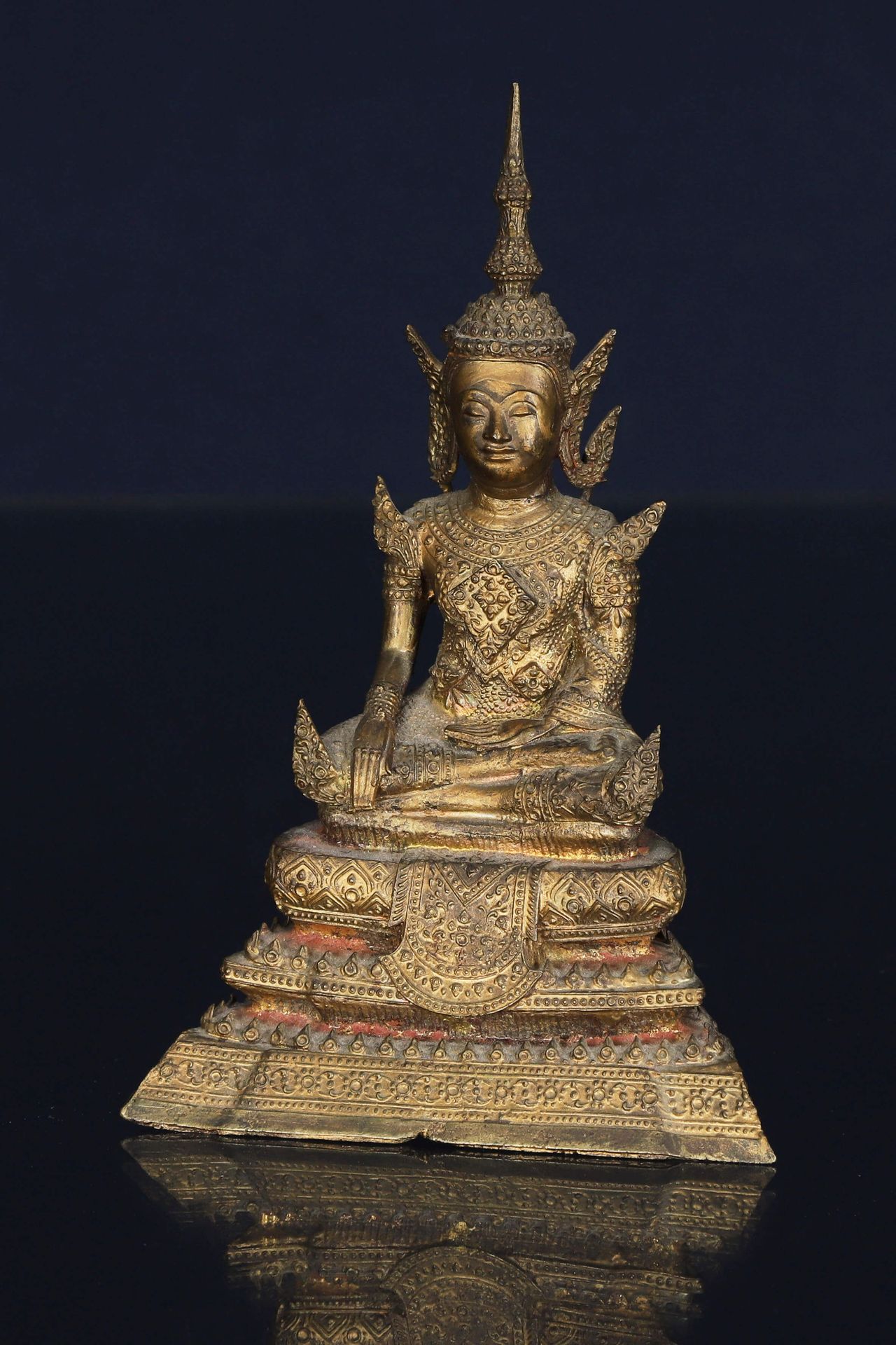 Thaïlande, Ratanakosin 鎏金青铜和红漆佛像，目睹大地的姿态，安放在阶梯形底座上
19 世纪晚期 高 20 厘米 出处： > 查尔斯-迈耶（&hellip;