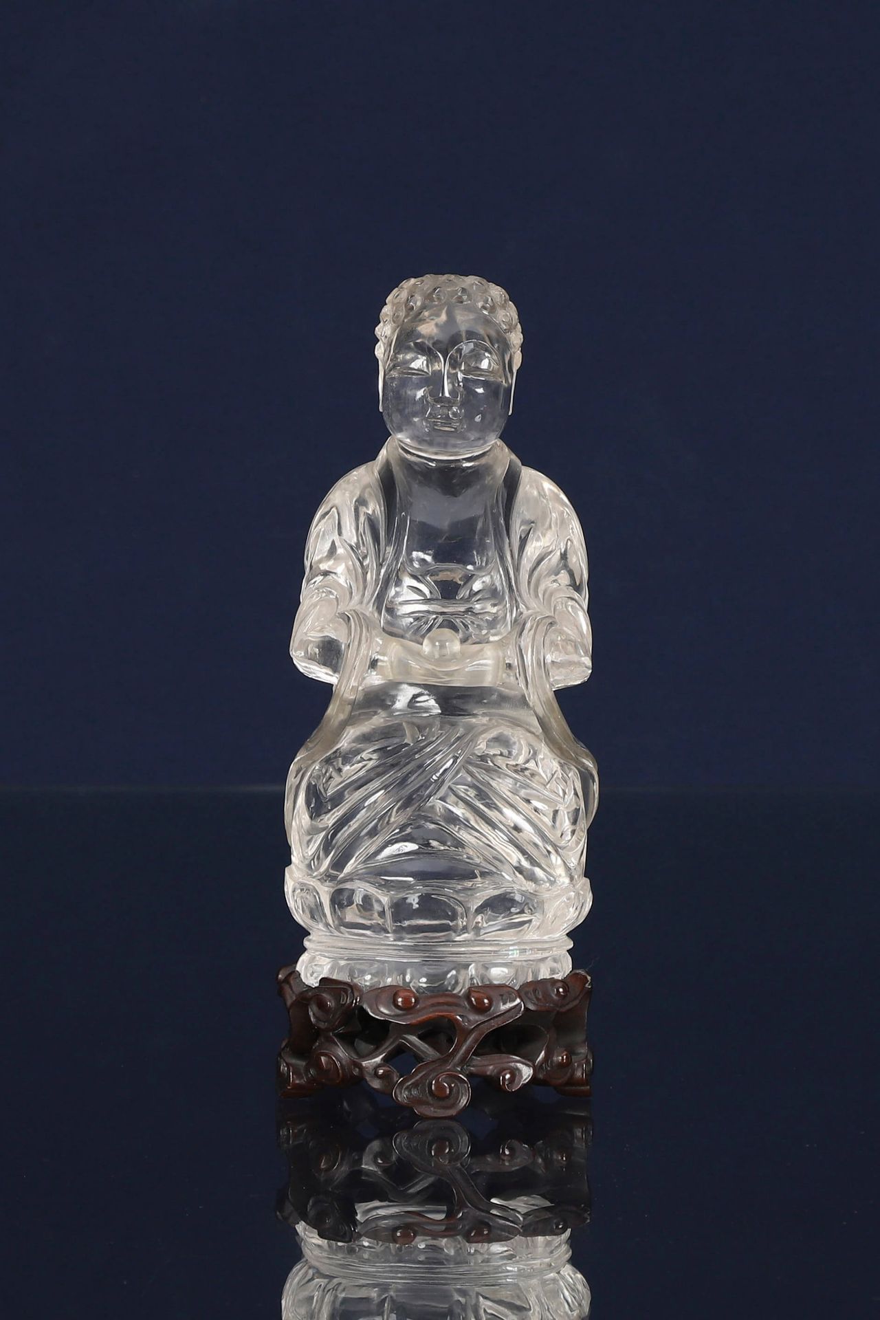 Chine Buda de cristal sentado sosteniendo una perla sobre una base de madera 
Pr&hellip;