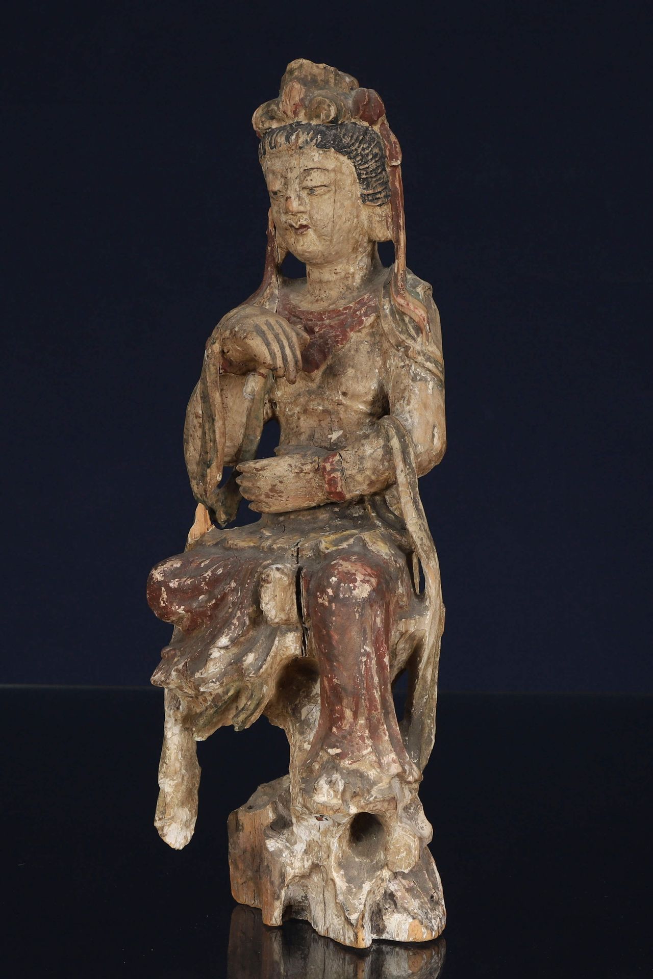 Chine Guanyin En bois sculpté et polychrome représentée assise sur un tronc, une&hellip;