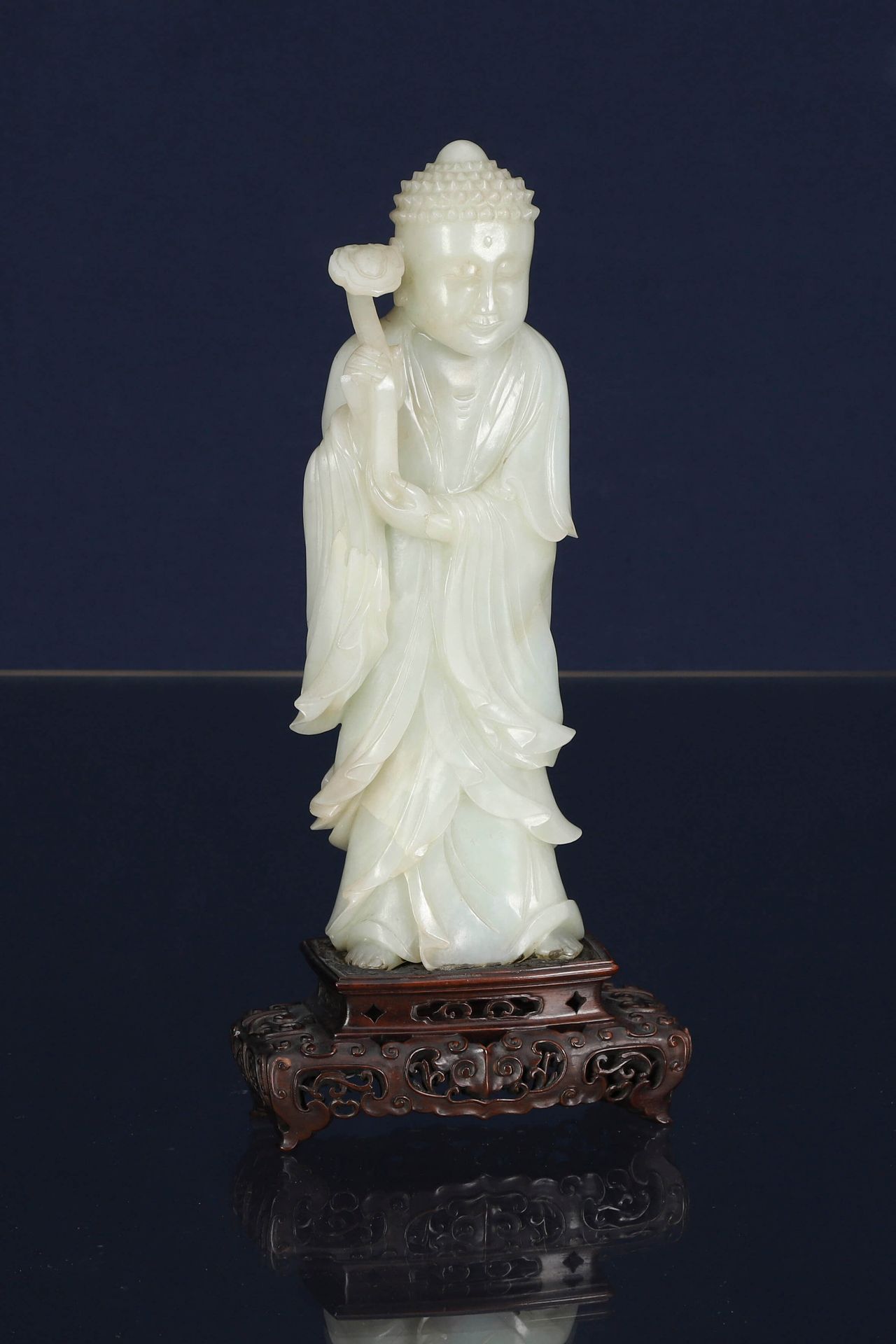 Chine Bouddha En jade céladon sculpté, représenté debout tenant un sceptre ruyi &hellip;