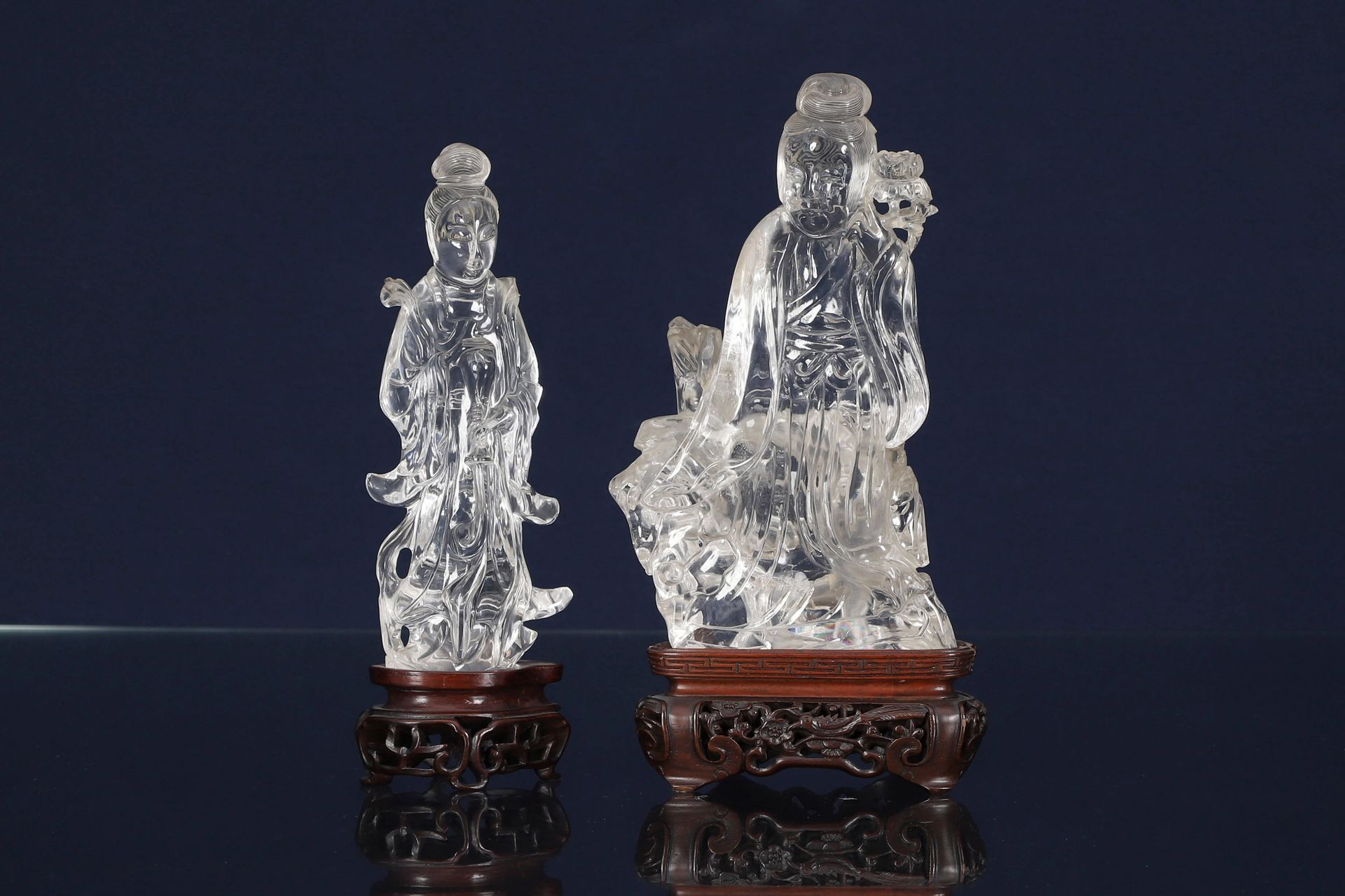Chine 2 Guanyin En cristal sculpté reposant sur des socles en bois
Début du XXe &hellip;