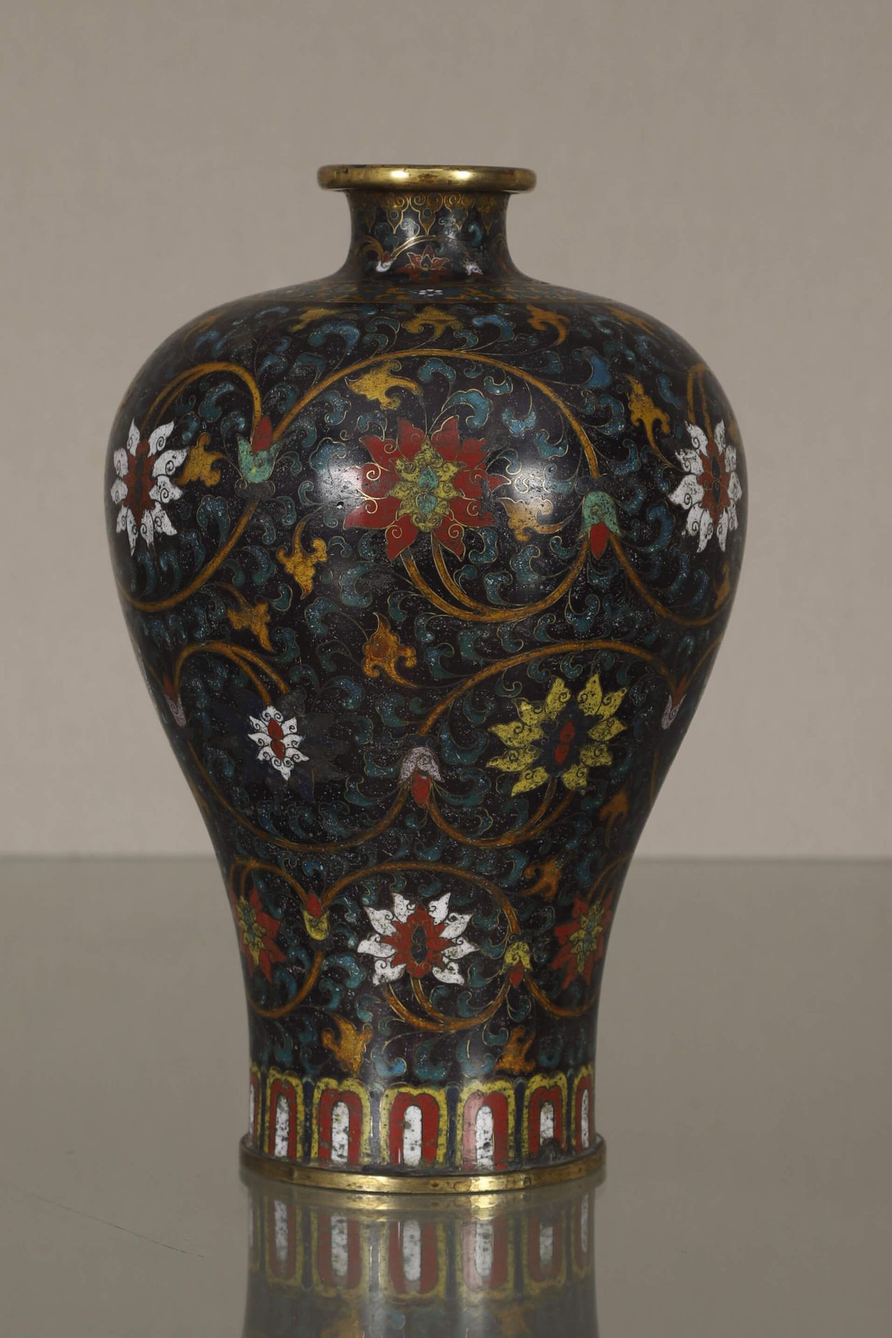 Chine Vase meiping XIXe siècle En bronze à décor de rinceaux fleuris en émail cl&hellip;