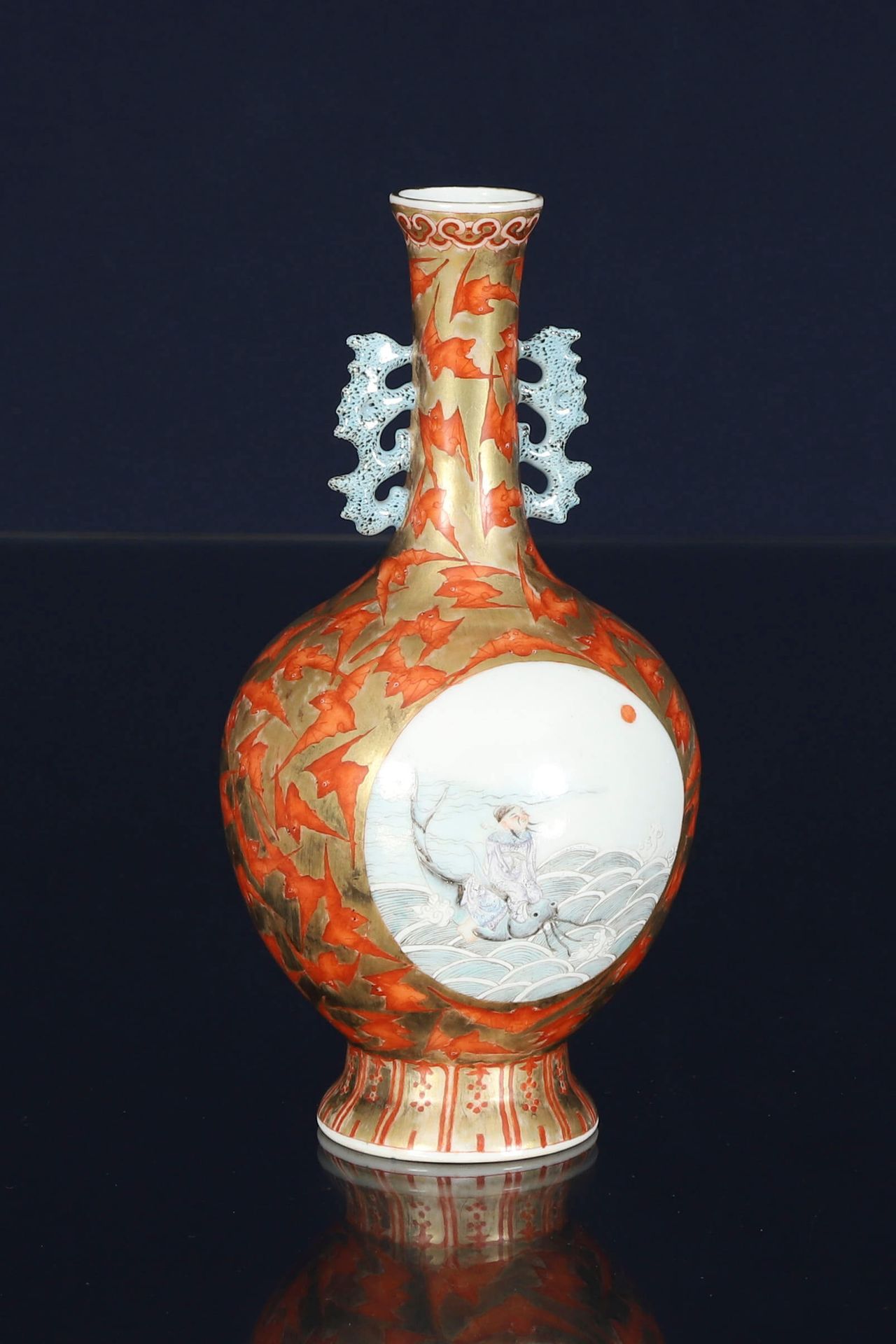 Chine Vase bouteille En porcelaine et émaux de la famille rose à fond or et déco&hellip;