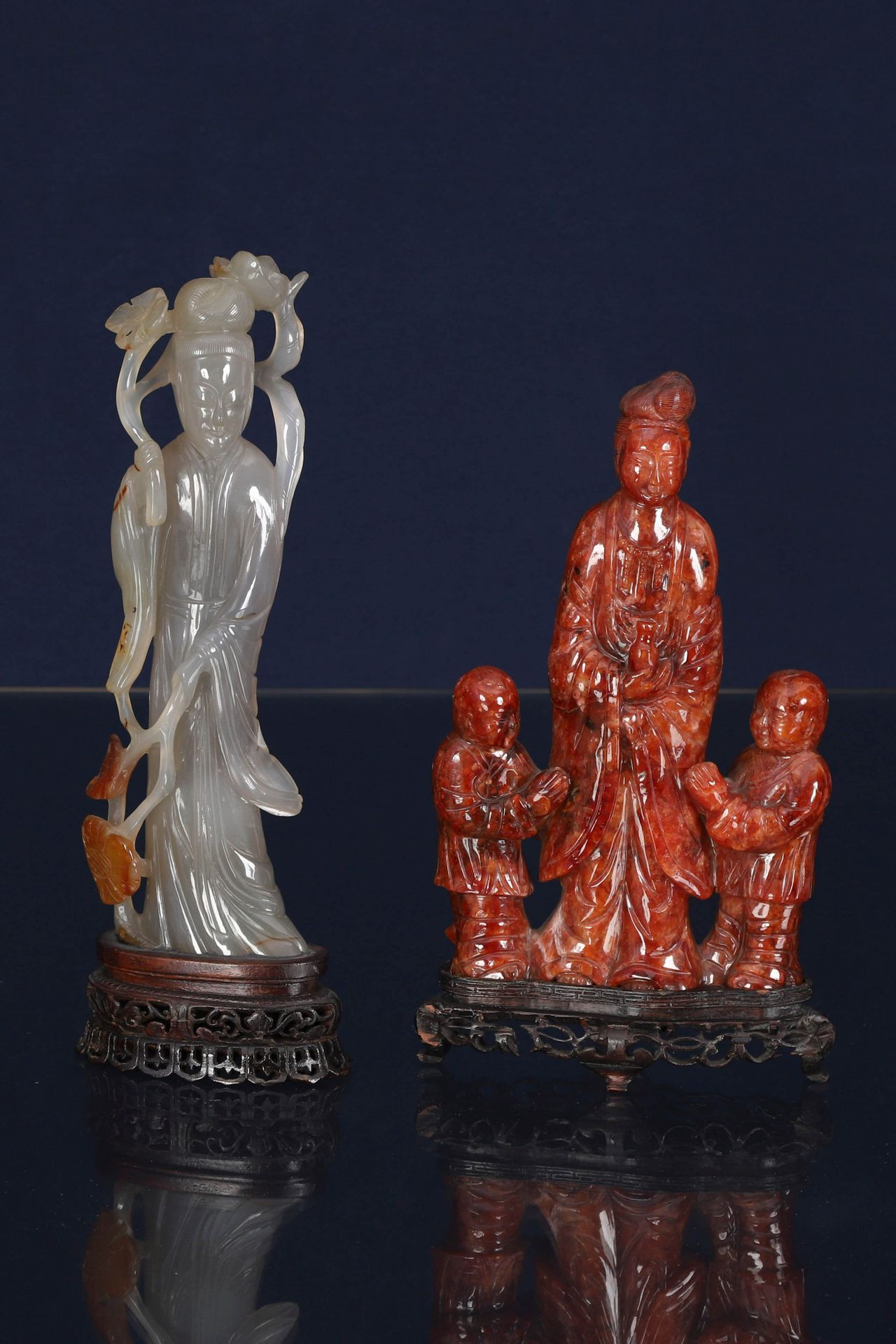 Chine 2 sujets > Guanyin en agate sculptée reposant sur un socle en bois - H. 27&hellip;