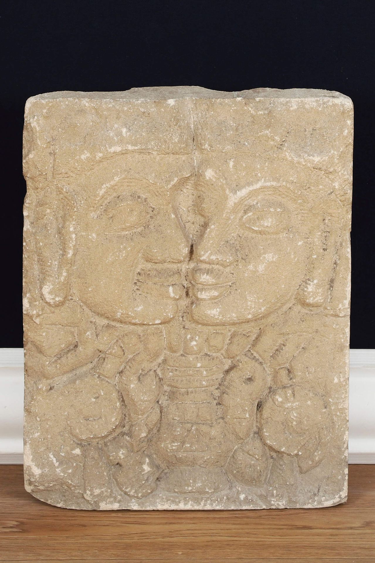 Dans le style Indou Bas relief En pierre sculptée
D’après un pilastre du temple &hellip;