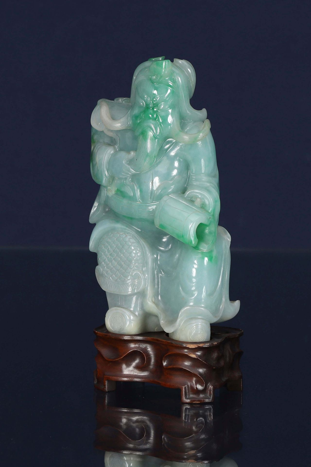 Chine Gardien En jadéite verte sculptée reposant sur un socle en bois 
Début du &hellip;