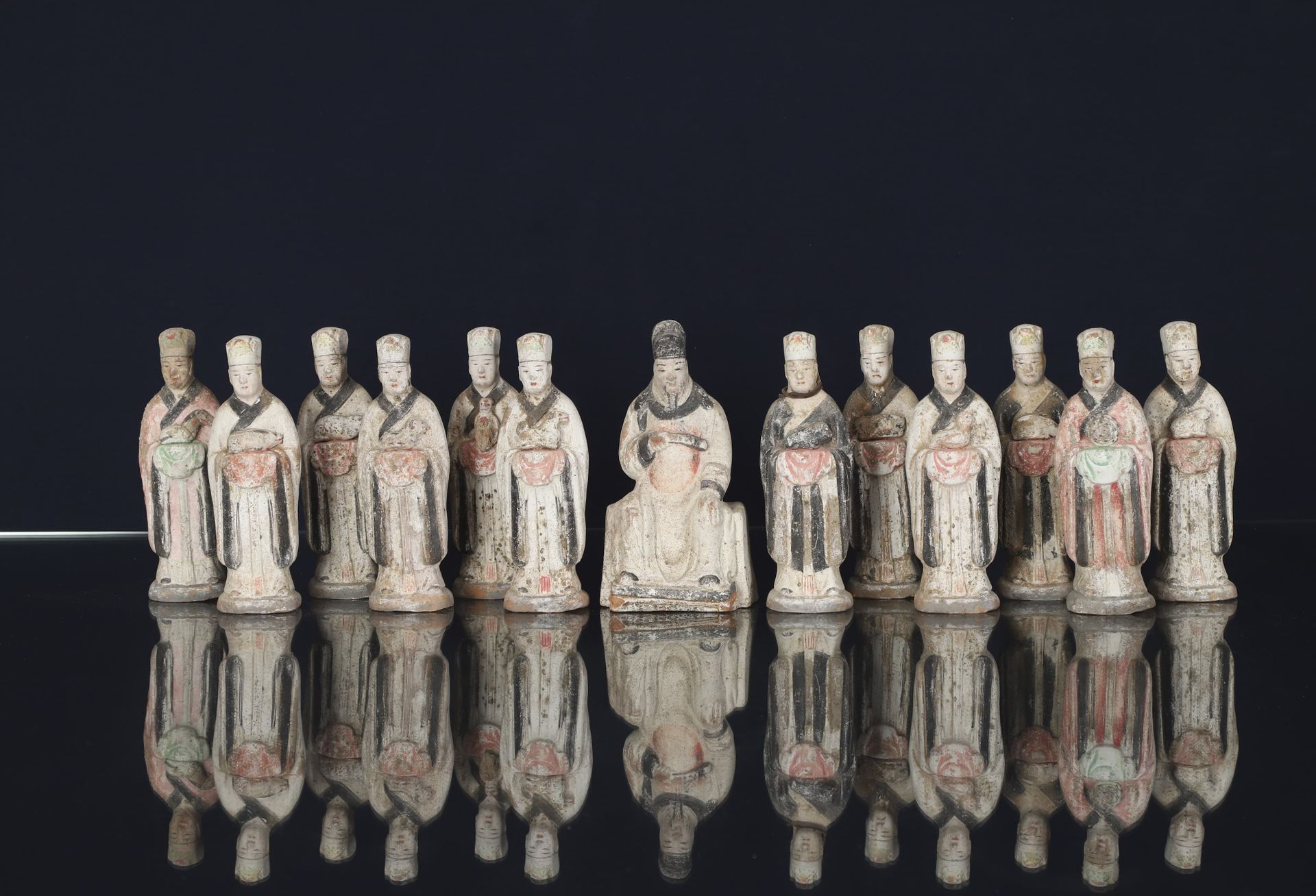 Chine 13 statuettes
En terre cuite et traces de polychromie représentant les 12 &hellip;
