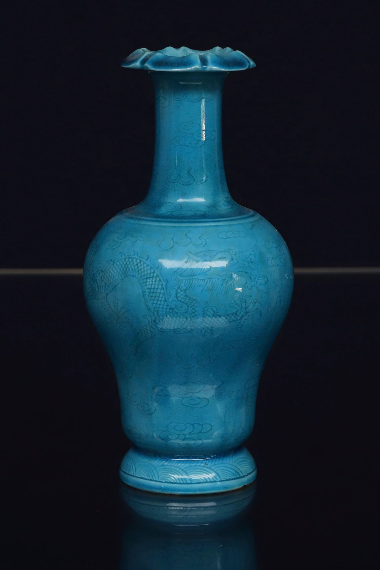 Chine Vase En porcelaine émaillée bleu turquoise à col évasé polylobé à décor de&hellip;
