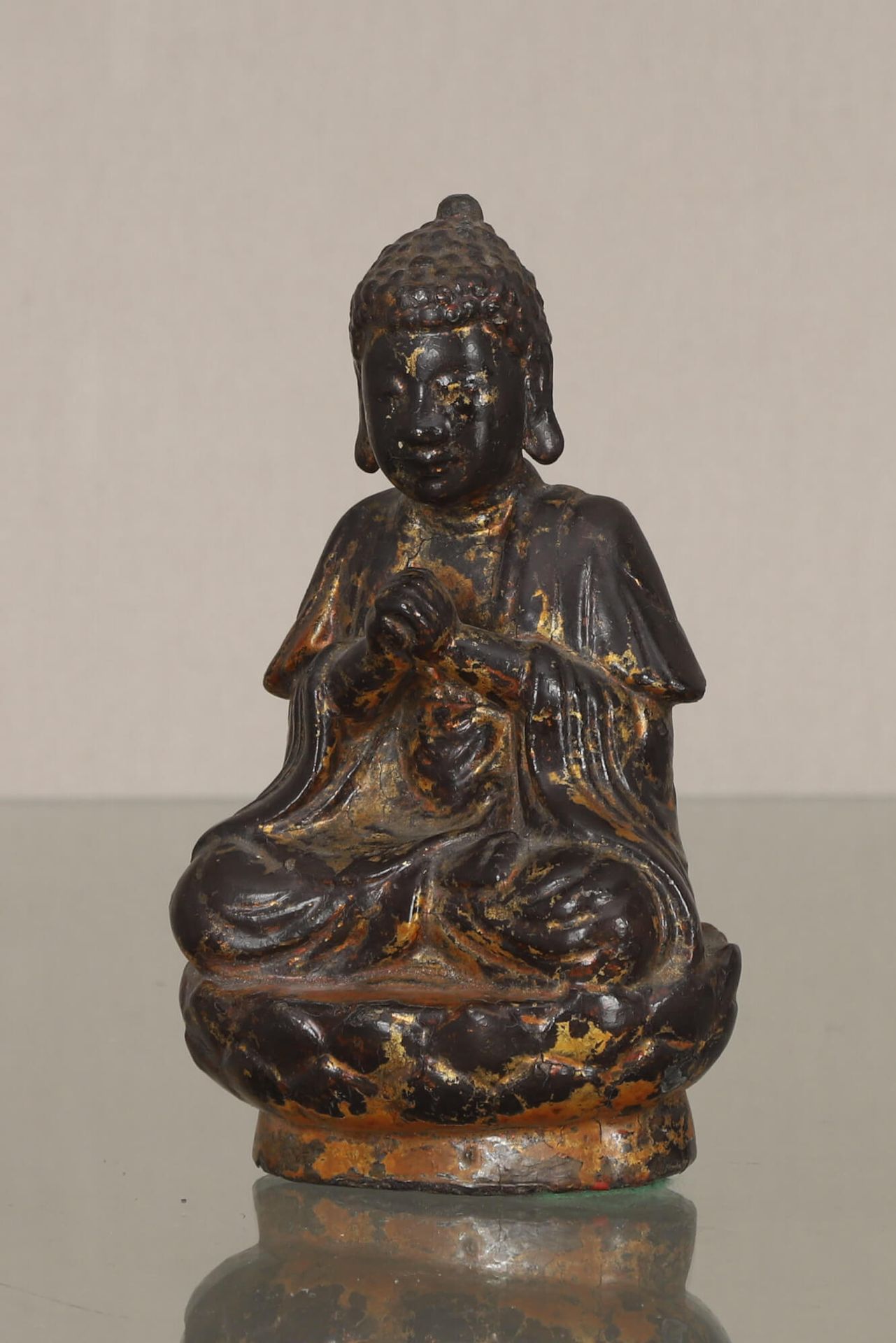 Chine Buda En bronce lacado con restos de dorado, representado con las piernas c&hellip;