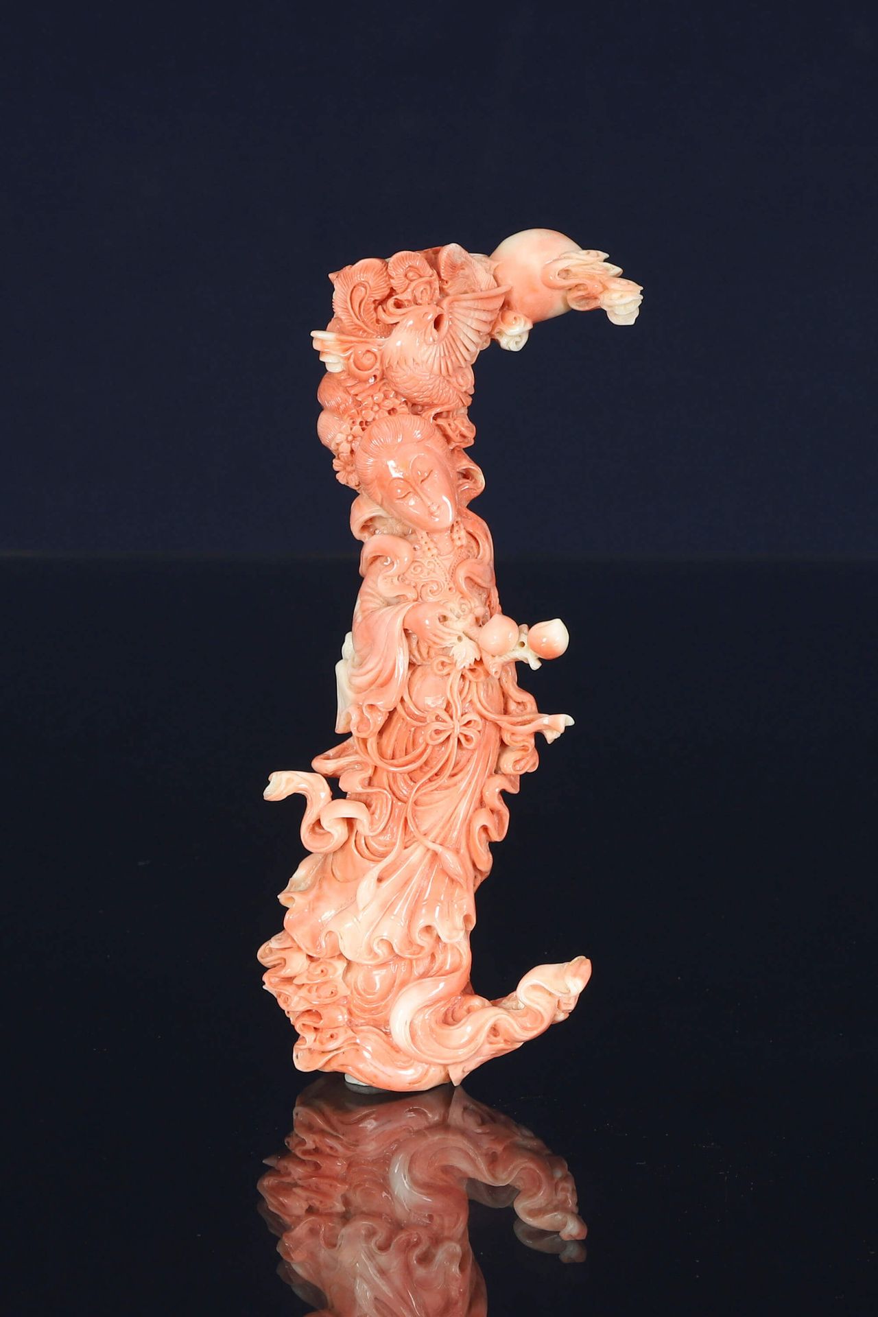 Chine Hermosa Guanyin En coral naranja tallado llamado piel de ángel, representa&hellip;