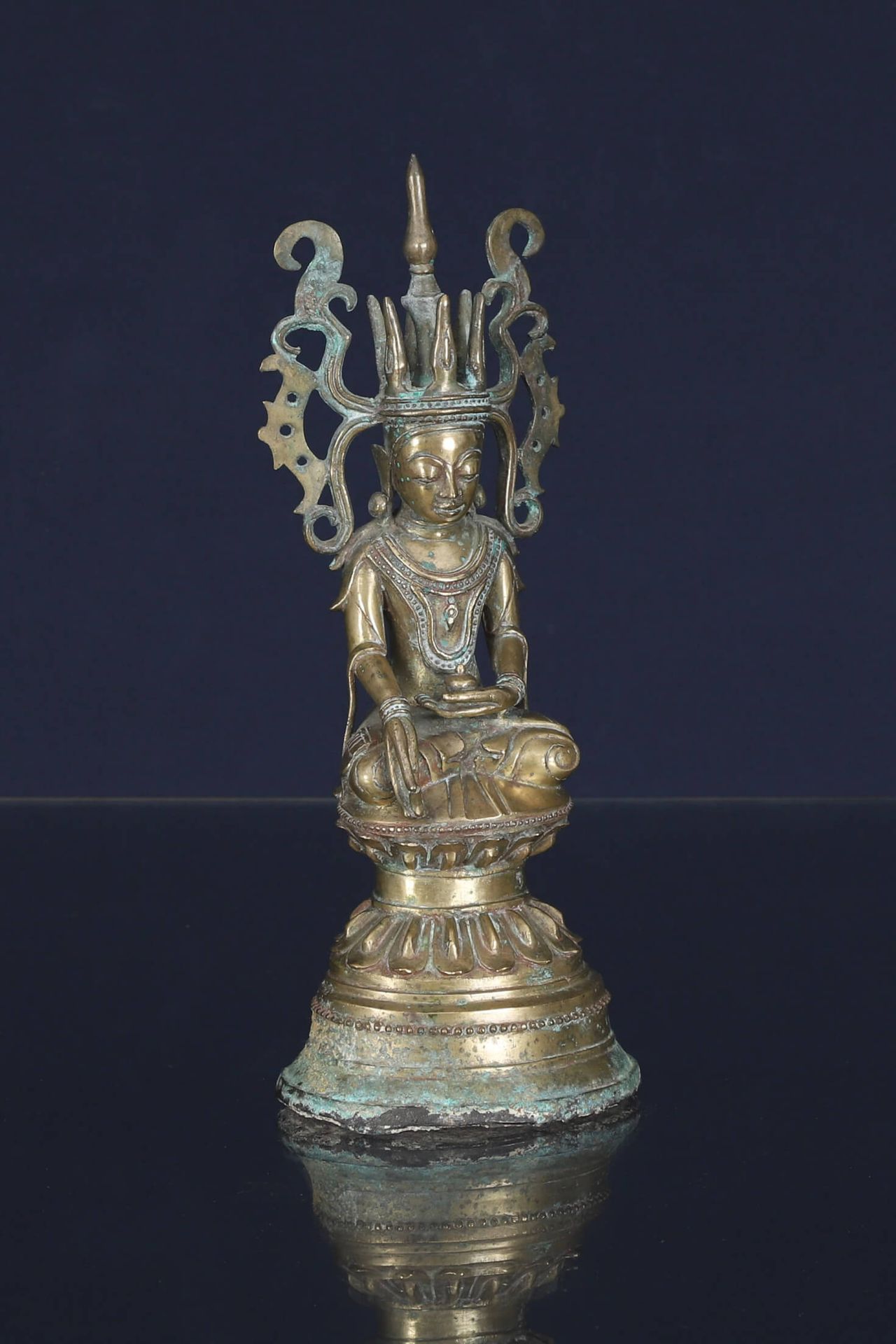 Birmanie 青铜装饰的佛像，坐于金刚座上，做出取土为证的姿势（bhumisparsha-mudrâ） 高 30.5 厘米