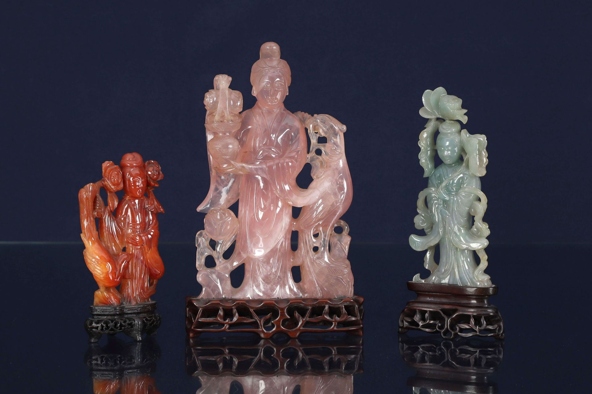 Chine 3 guanyins En quartz rose, jadéite et cornaline sculptés reposant sur des &hellip;