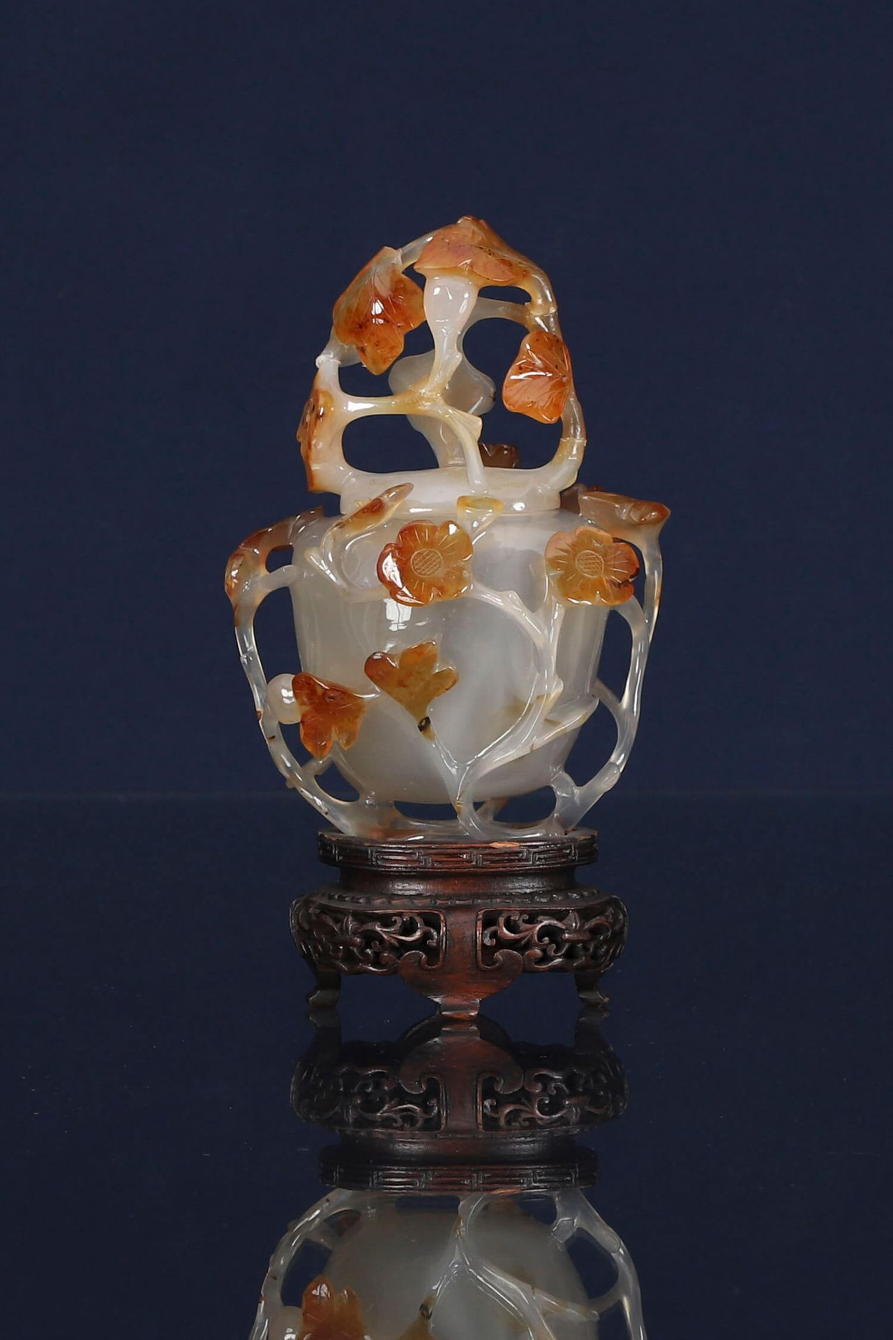 Chine Vase couvert En agate sculptée reposant sur un socle en bois
Début du XXe &hellip;