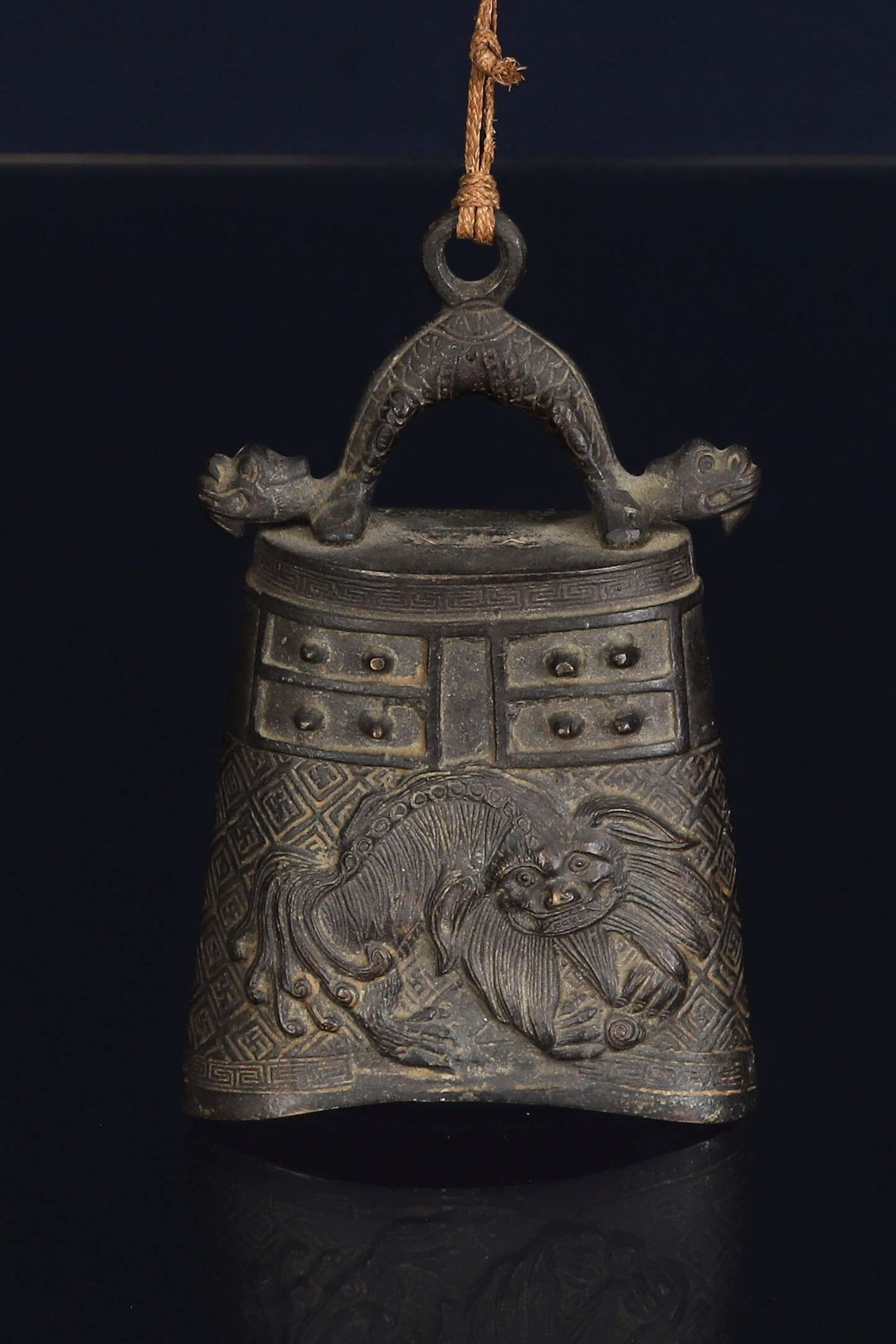 Chine Cloche archaïsante En bronze à patine noire à décor en relief de chiens de&hellip;