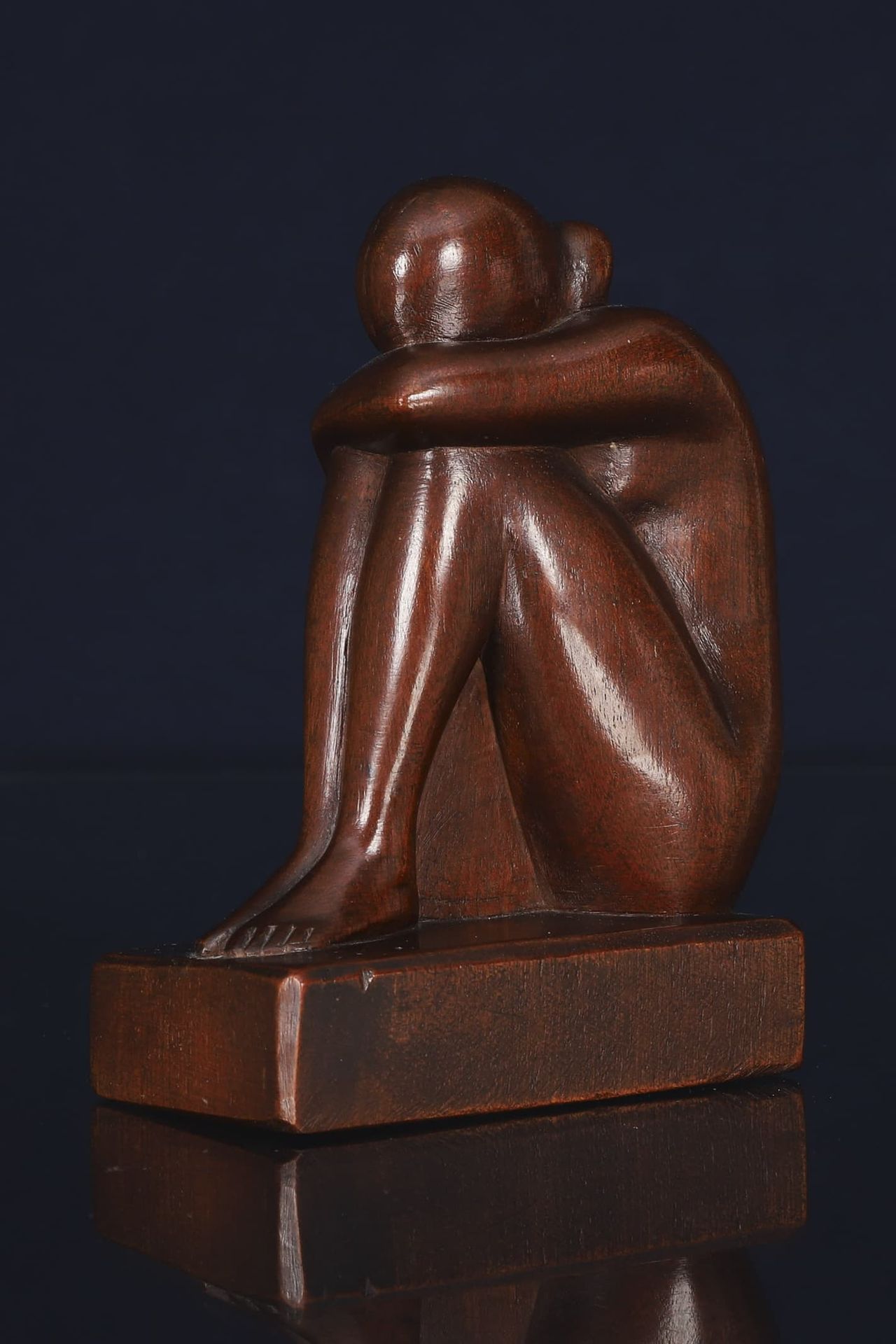 Josef Tagger (1923-1992) Femme assise Sculpture en bois signé H. 15 cm L. 10,5 c&hellip;