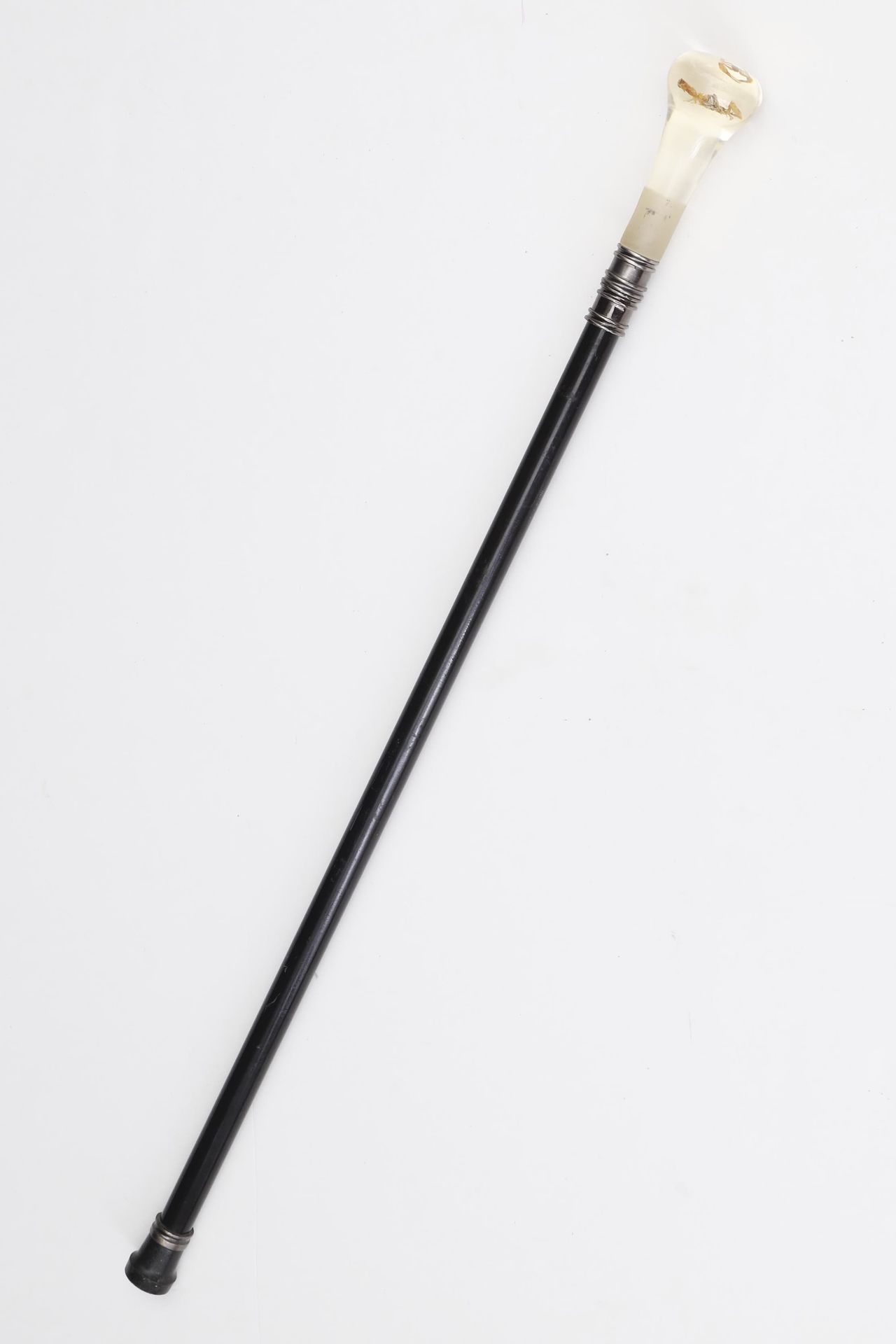 Null 手杖，约 1970 年 树脂玻璃钮环绕蝎子，黑漆金属杖杆
 高 86.5 厘米