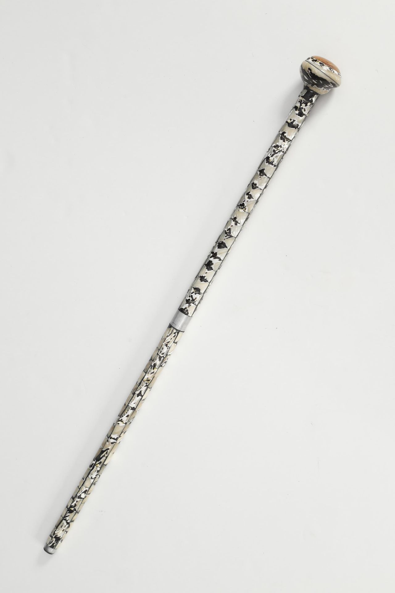 Null 手杖，约 1970 年 全罩鲍鱼珍珠母贝板，钮的顶部用有机玻璃围成一只蝎子

 高 83.5 厘米