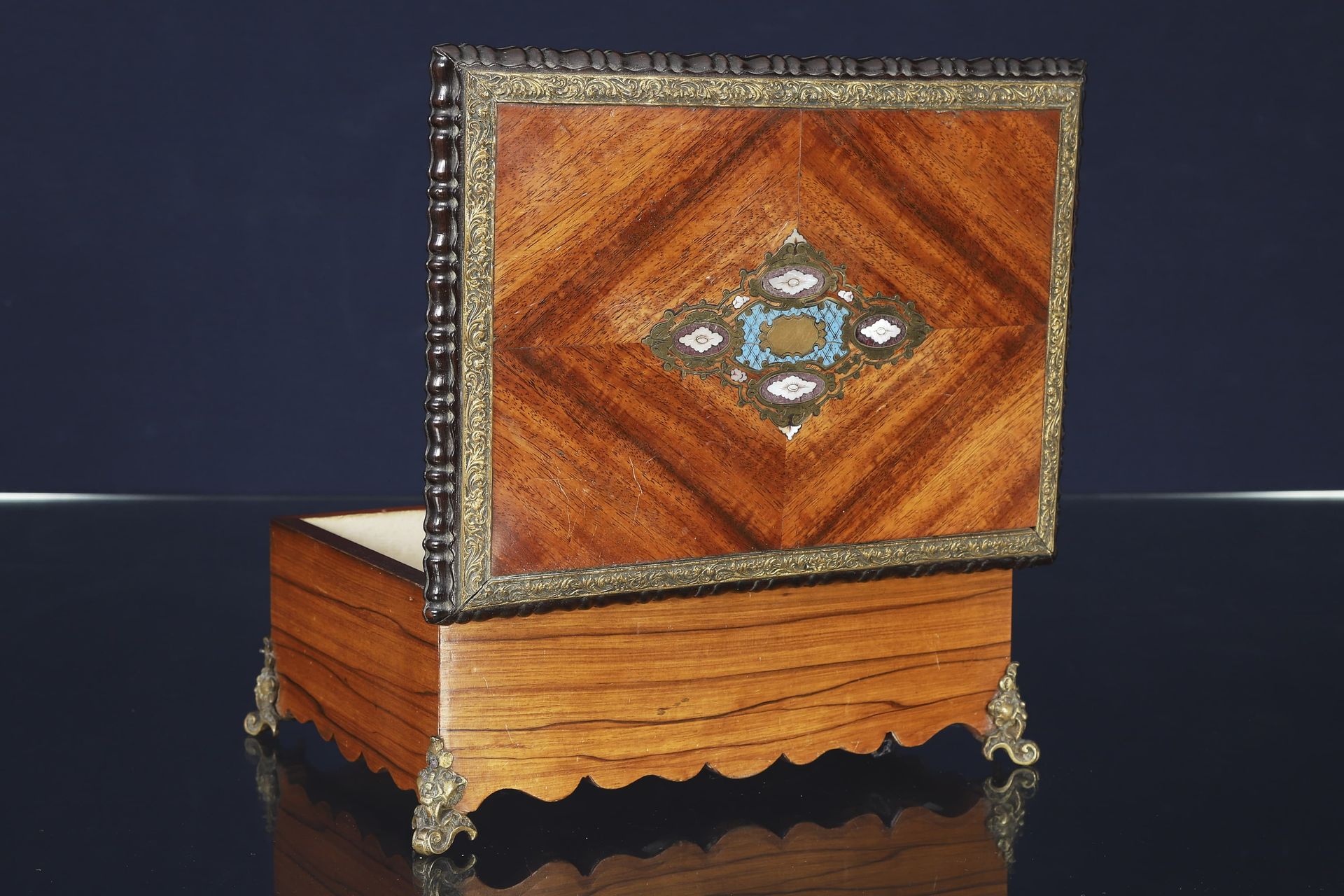 Travail français du XIXe siècle Gran joyero En madera preciosa, la tapa en marqu&hellip;