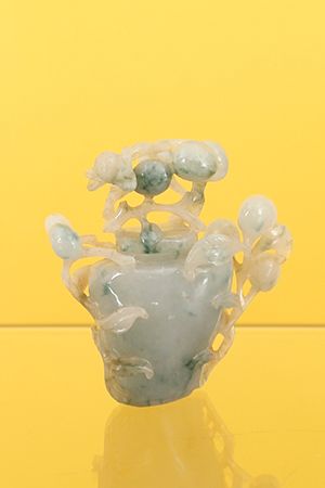 CHINE Chine

Petit vase couvert



En jadéite sculptée de fleurs et fruits

XXe &hellip;