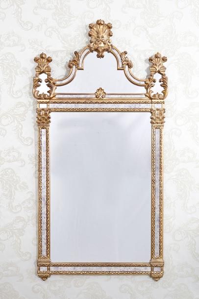 Null 

Miroir à fronton et parcloses



En bois doré 

De style italien XVIIIe s&hellip;
