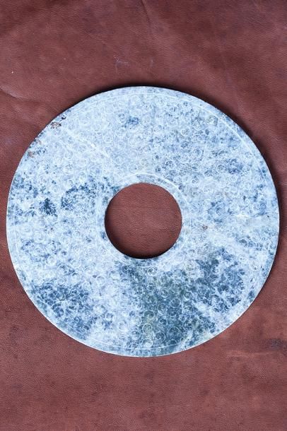 CHINE Chine

Disque bi



En jadéite grise sculpté de bouton 

D. 15,5 cm