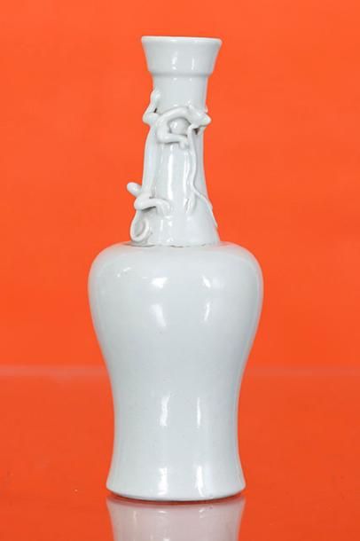 CHINE Vase



En porcelaine céladon à décor en relief d’un Qilin 

Porte une mar&hellip;