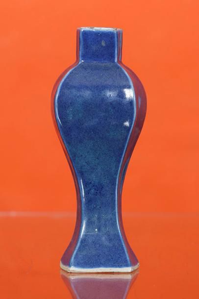 CHINE Vase balustre



En porcelaine émaillée bleue 

XVIIIe siècle 

H. 26 cm