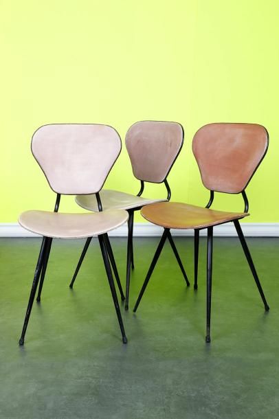 Null Suite de 3 chaises

circa 1960

En acier laqué noir, bois et tissus

H. 80,&hellip;