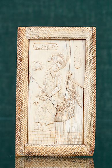PERSE Jeune prince et son faucon



Plaque en ivoire sculpté en bas-relief, le p&hellip;