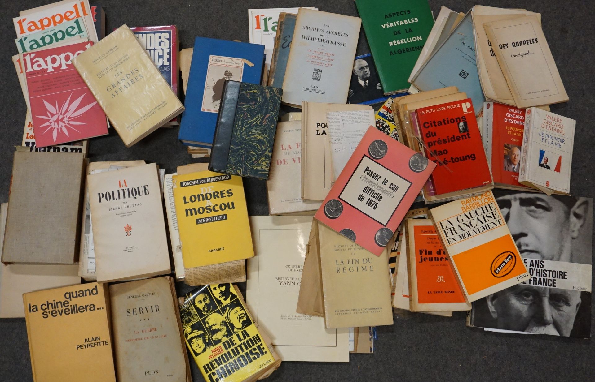 Null 一组关于1939年至1974年法国历史的装订书籍，第二次世界大战。- 第四和第五共和国的合作。- 阿尔及利亚。其中一些有信件或献词，包括J.F. Re&hellip;