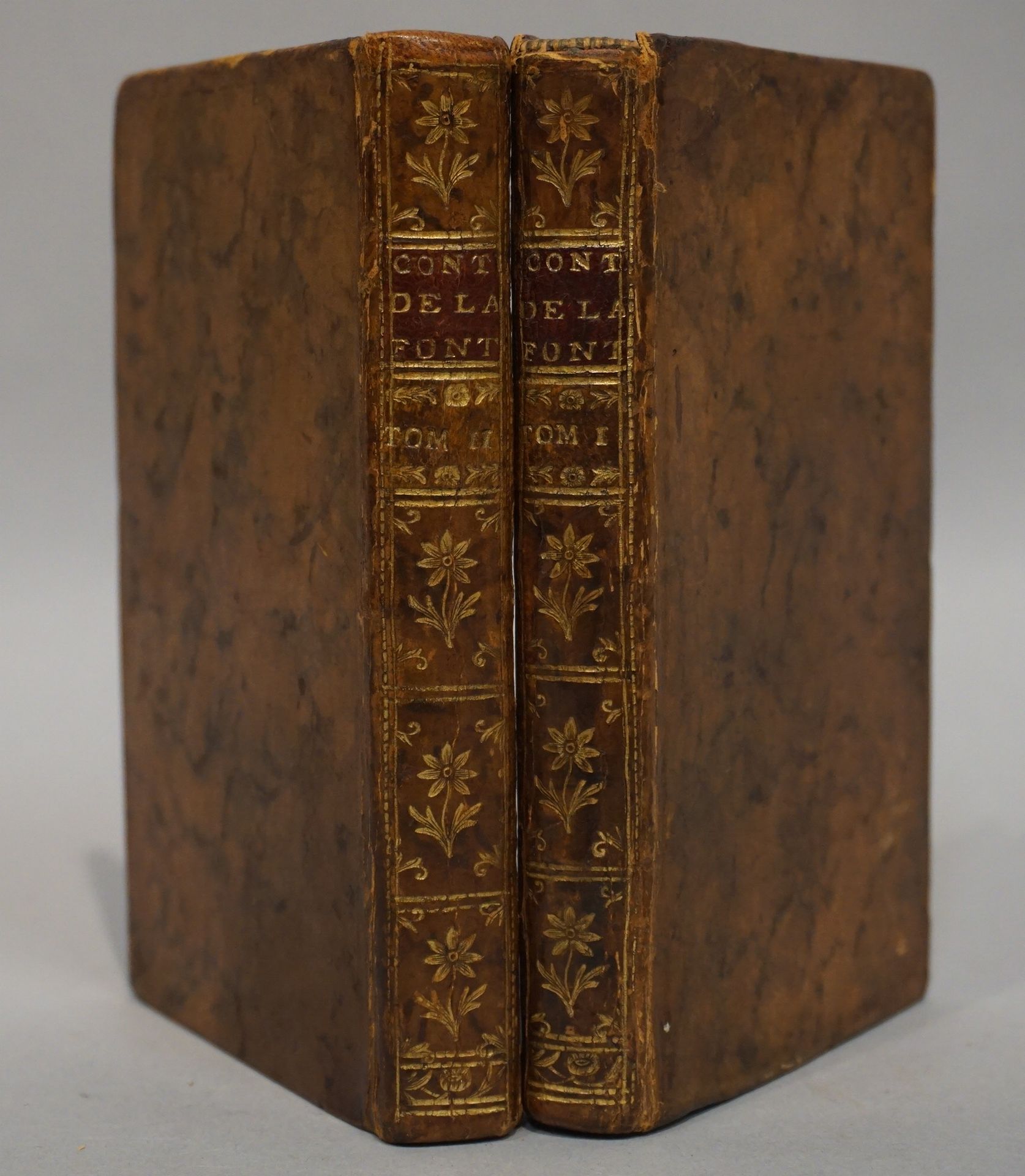 Null 拉方丹。故事。伦敦，1754年，2卷，16开本，大理石花纹小牛皮，光滑的书脊，有装饰（第1卷的书帽损坏，装订破损）。