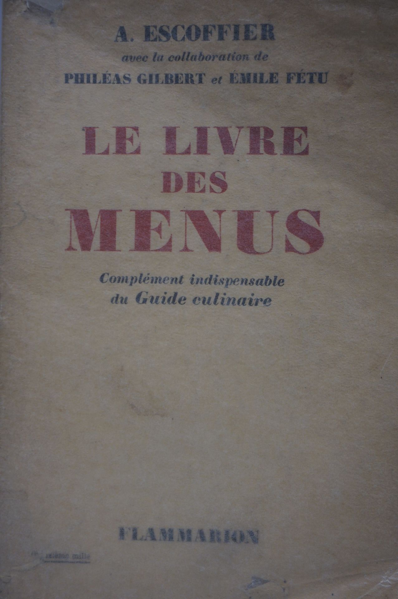 Null escoffier（A.）。菜单之书。烹饪指南不可缺少的补充。巴黎，Flammarion，s.D.，in-8，br.封面（破损，书脊分离，撕裂）。
