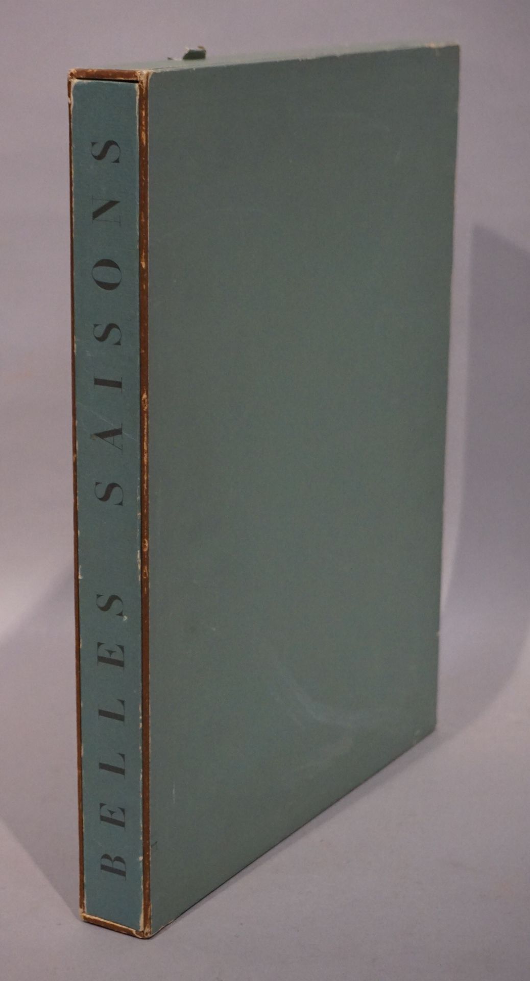 Null Colette - caillard (C.).姊妹花。巴黎，Charpentier，1945年，4开本，印有封面的单页，破旧的文件夹和滑套。原版由克&hellip;
