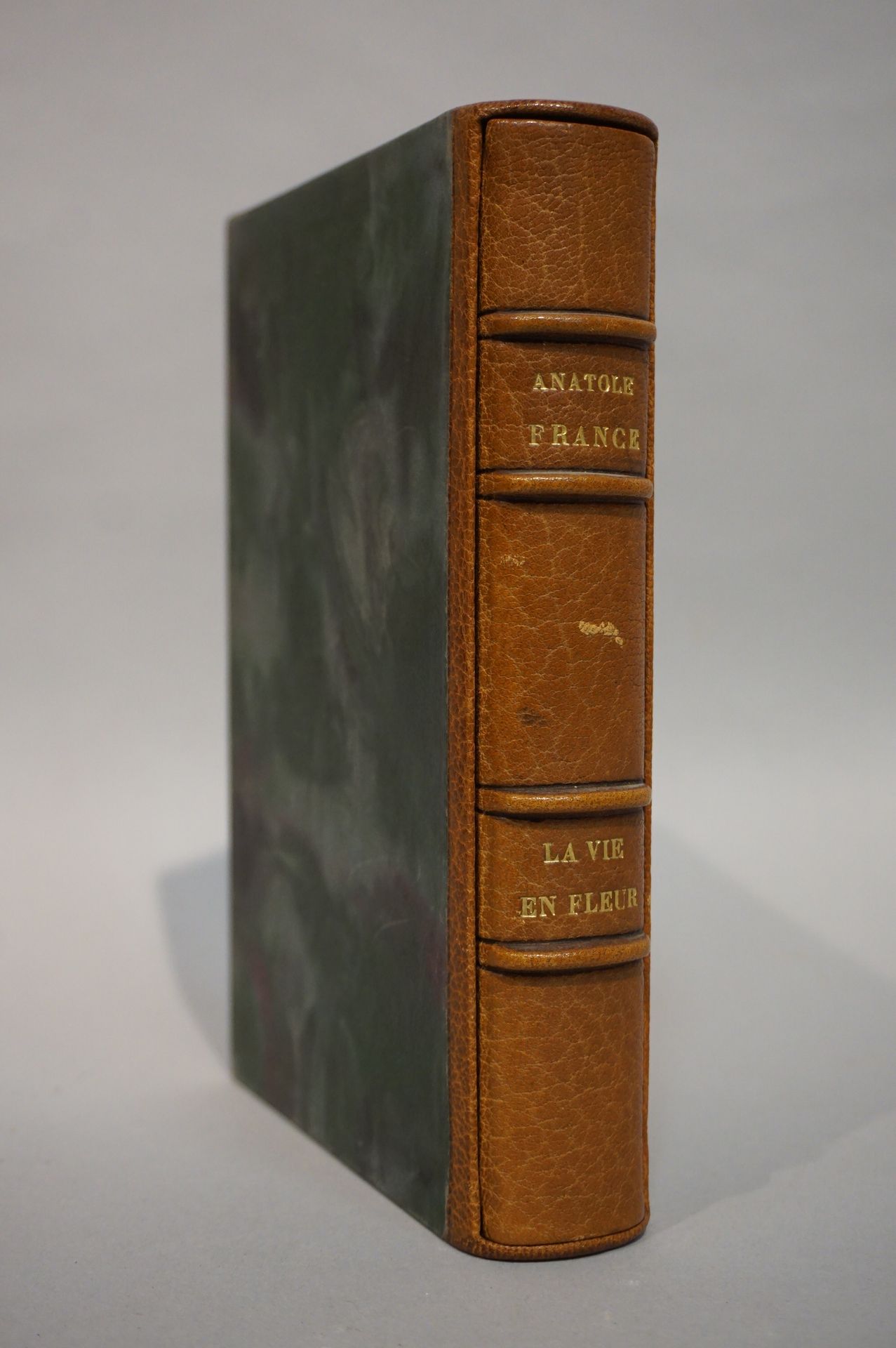 Null 法国（Anatole）。鲜花般的生活。巴黎，Calmann-Lévy，1922年，12开本，全绿摩洛哥，带罗缎，一套5个花边框的木板，罗纹脊柱，鎏金头&hellip;