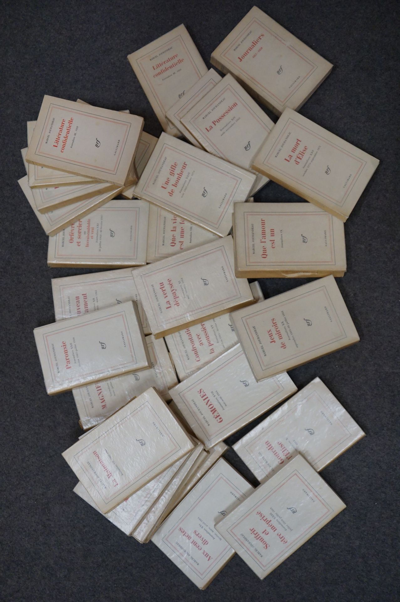 Null JOUHANDEAU（马塞尔）。记者们。1957-1972.巴黎，Gallimard，1961-1978年，26卷，12开本（共28本），封面。 几乎&hellip;